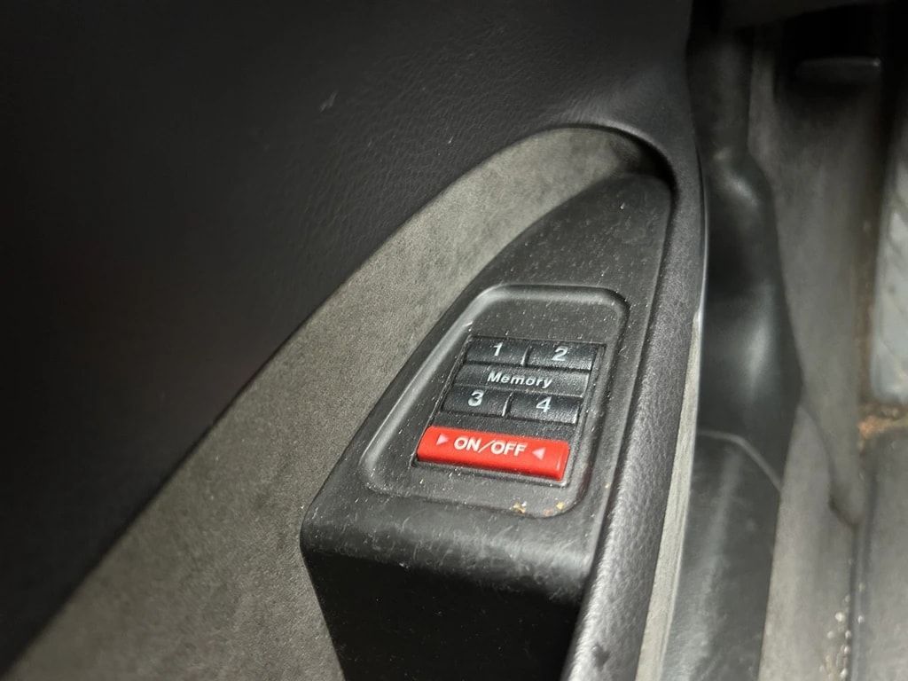 AUDI S8 4.2 quattro-image-23