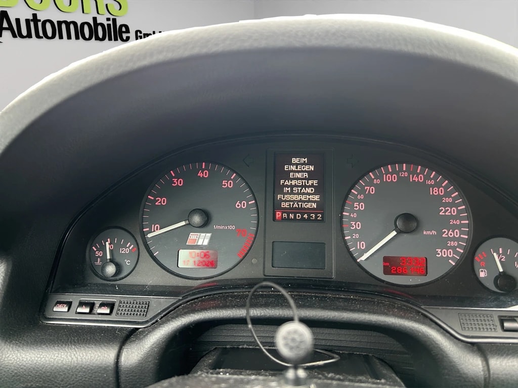 AUDI S8 4.2 quattro-image-16