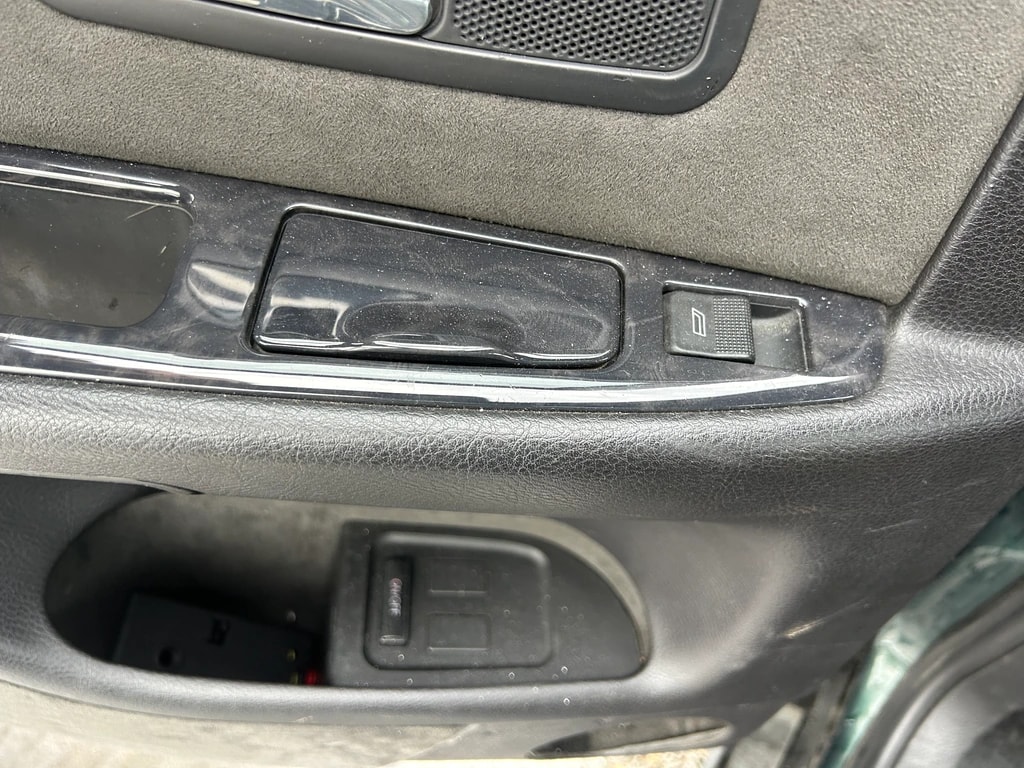 AUDI S8 4.2 quattro-image-27