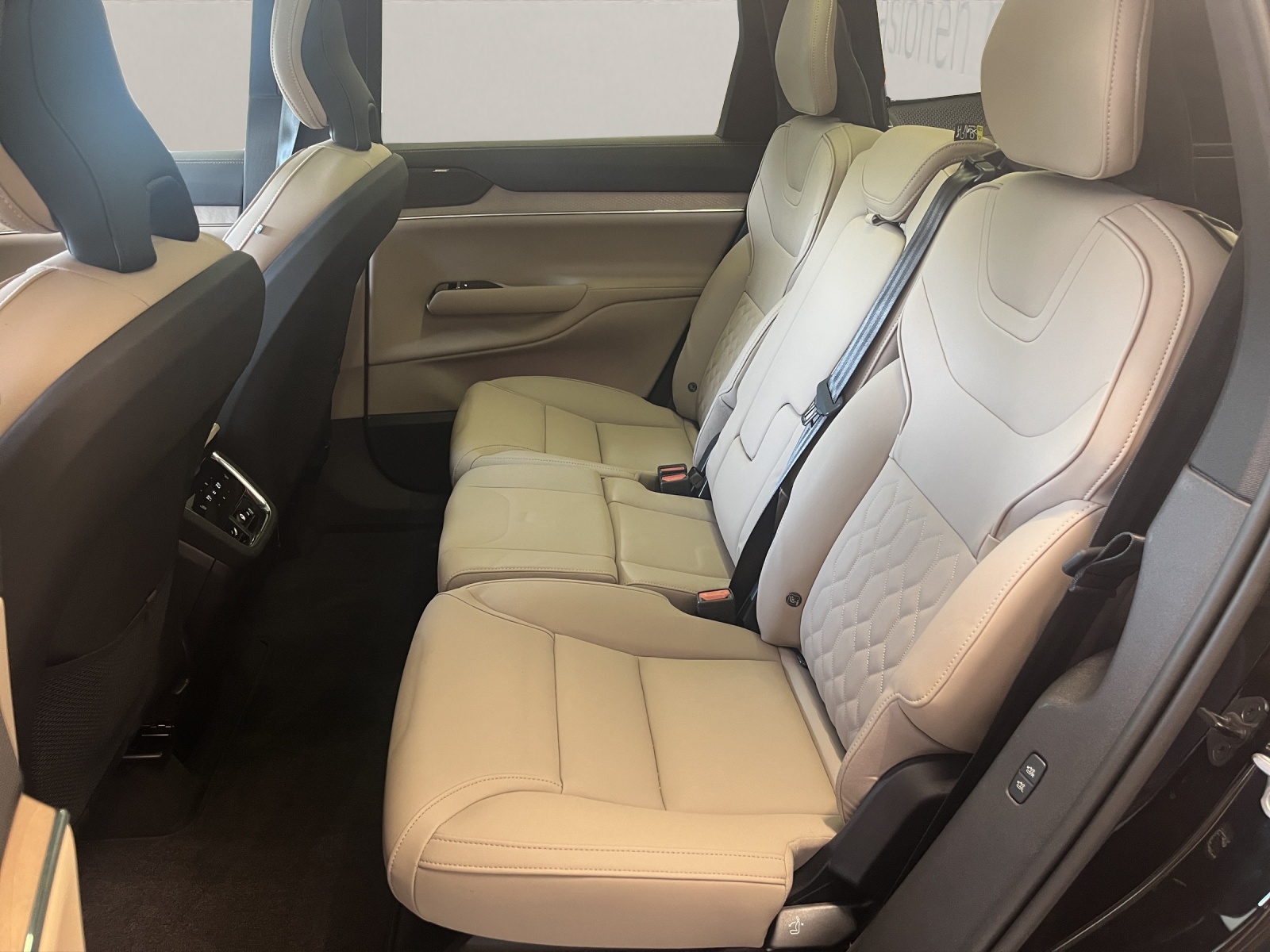 VOLVO EX90 Twin Plus AWD-image-11