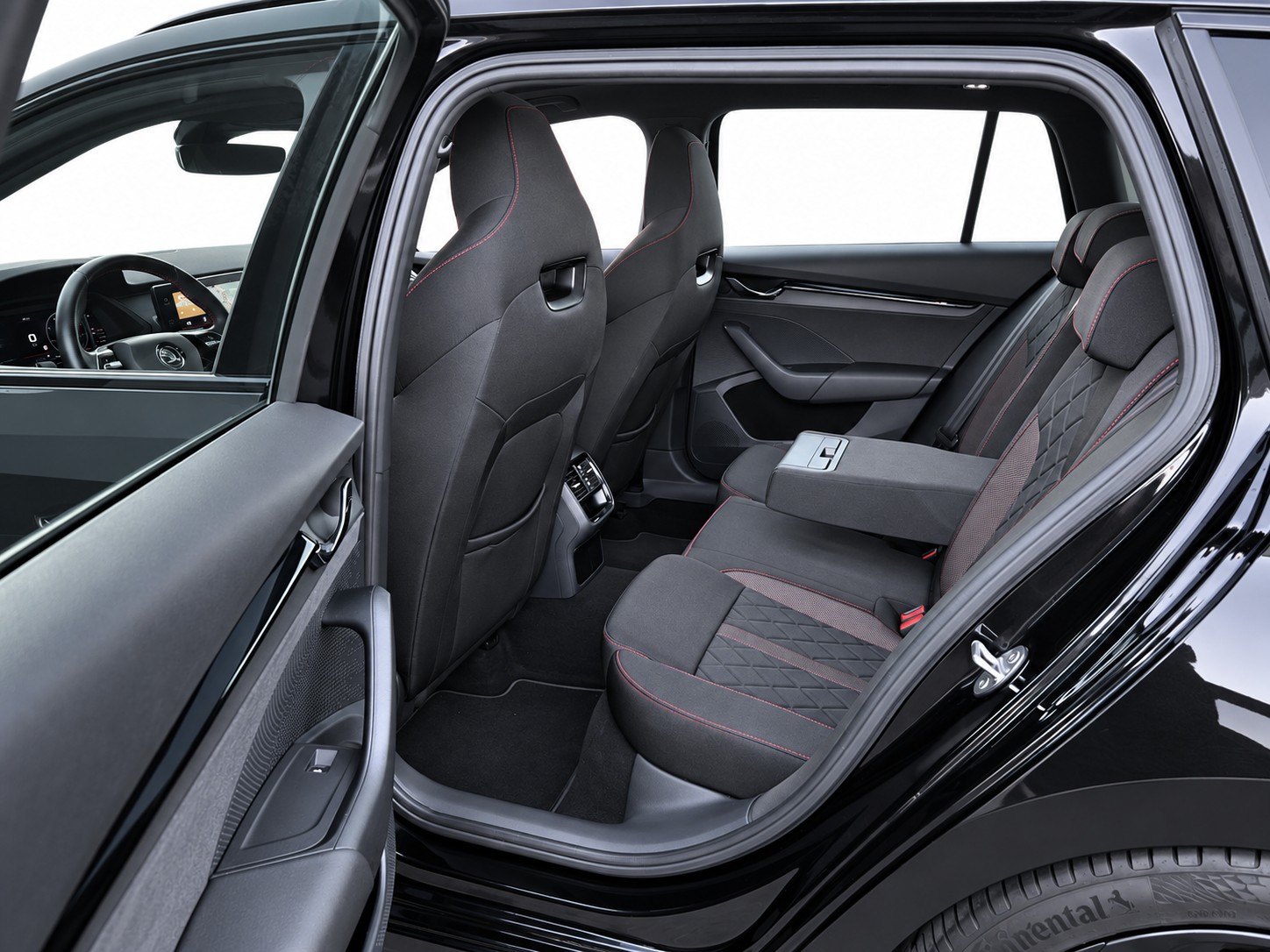 SKODA Octavia Combi 2.0 TDI RS 4x4 DSG-image-13