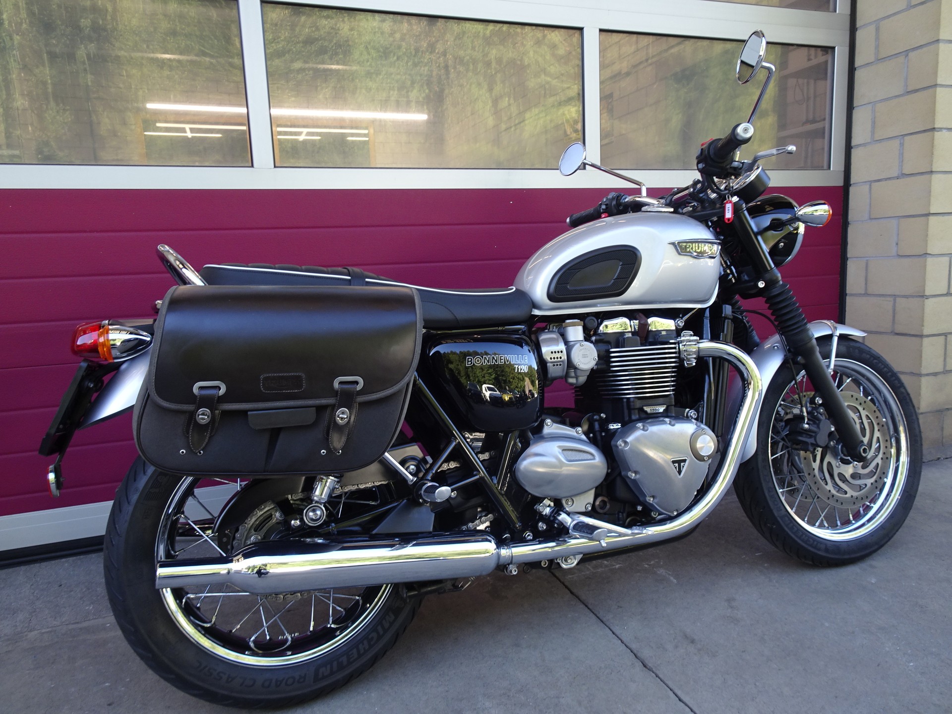 TRIUMPH Bonneville T120 ABS-image-8