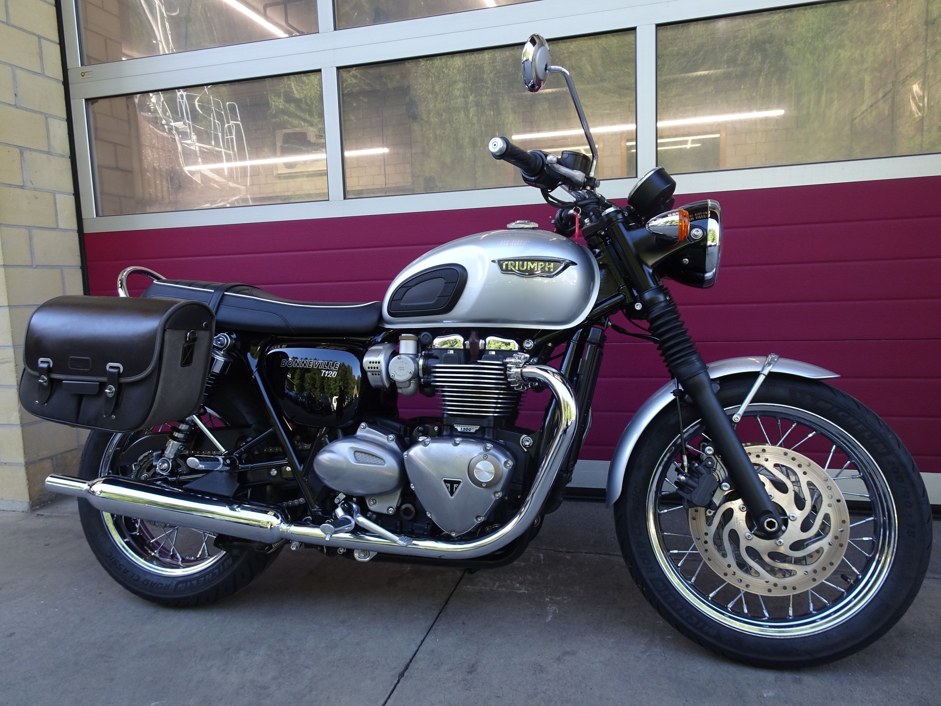 TRIUMPH Bonneville T120 ABS-image-10