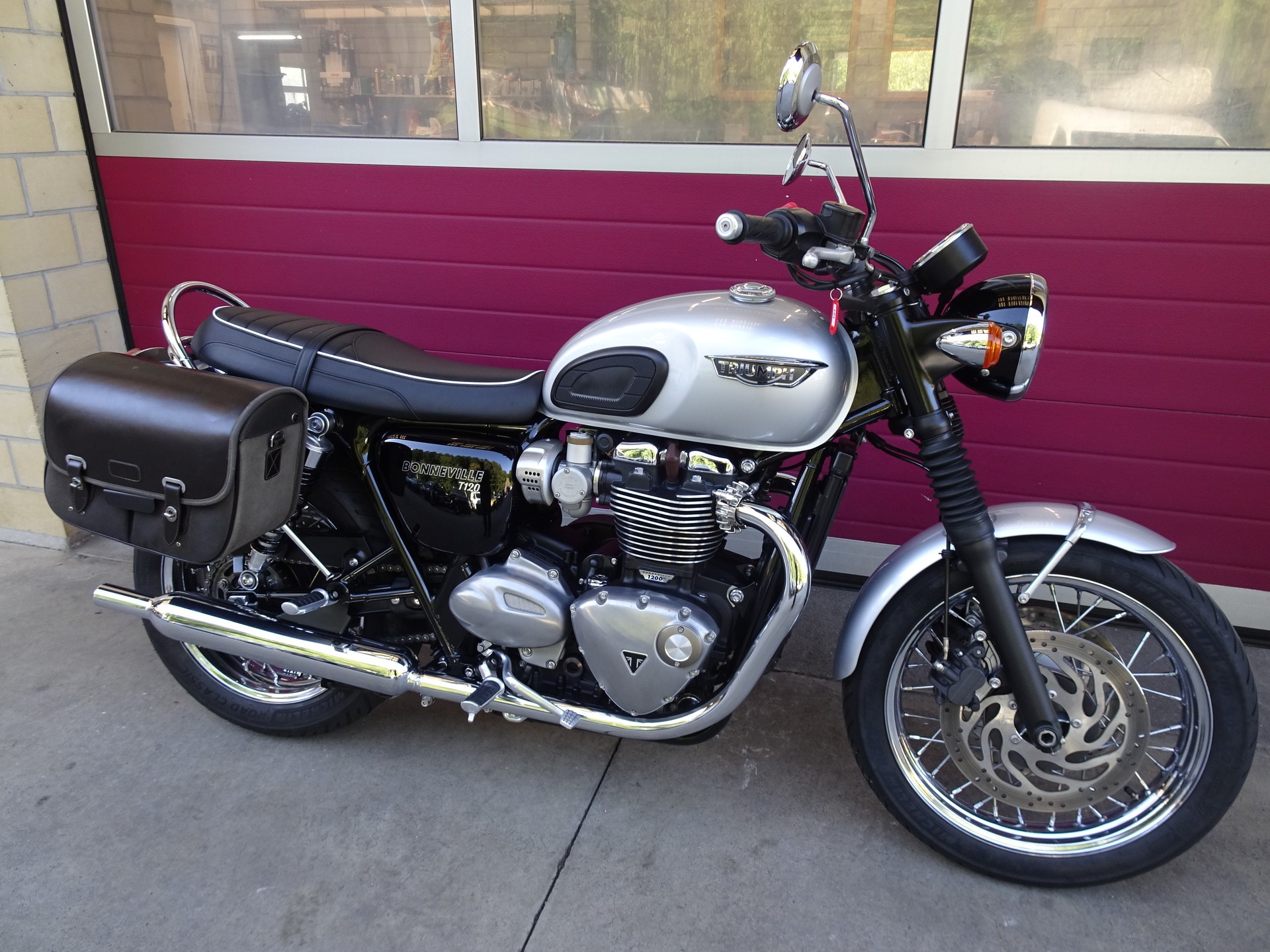 TRIUMPH Bonneville T120 ABS-showroom-element-2