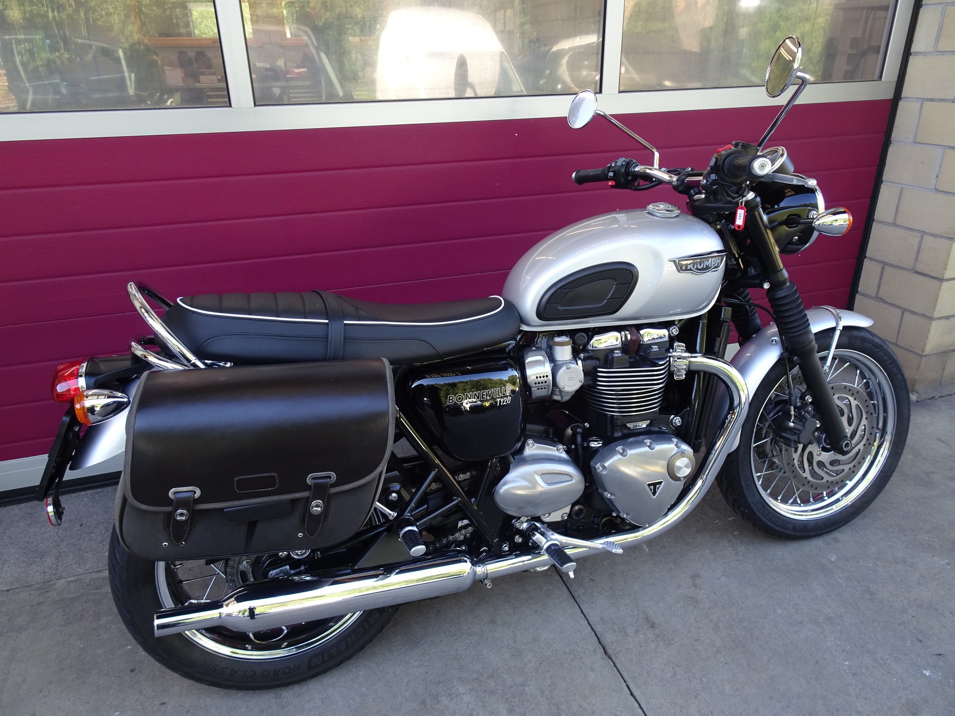 TRIUMPH Bonneville T120 ABS-showroom-element-3
