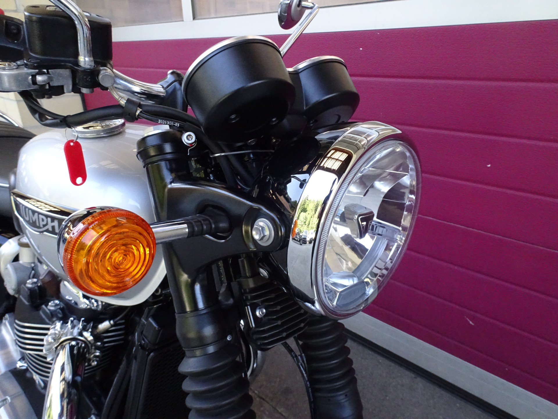 TRIUMPH Bonneville T120 ABS-image-11