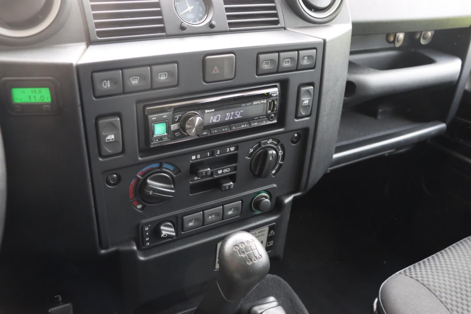 LAND ROVER Defender 110 2.2 TD4 Station Wagon Legend-image-9