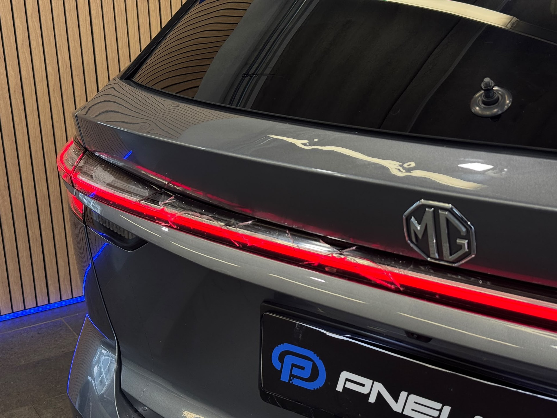 MG HS 1.5 T PHEV Luxury * HAGELSCHADEN*-image-5