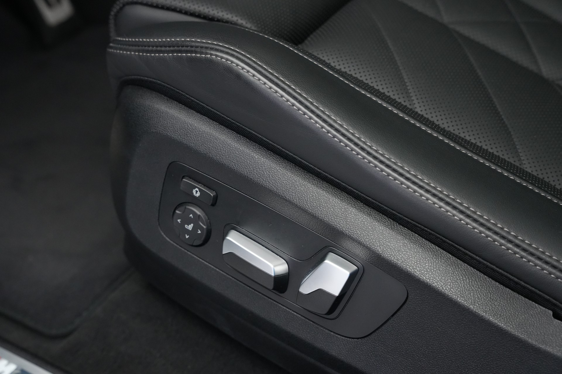 BMW X6 xDrive 48V 30d M Sport Pro Steptronic *CH-Fahrzeug* *Panorama* *Head-Up*-image-24