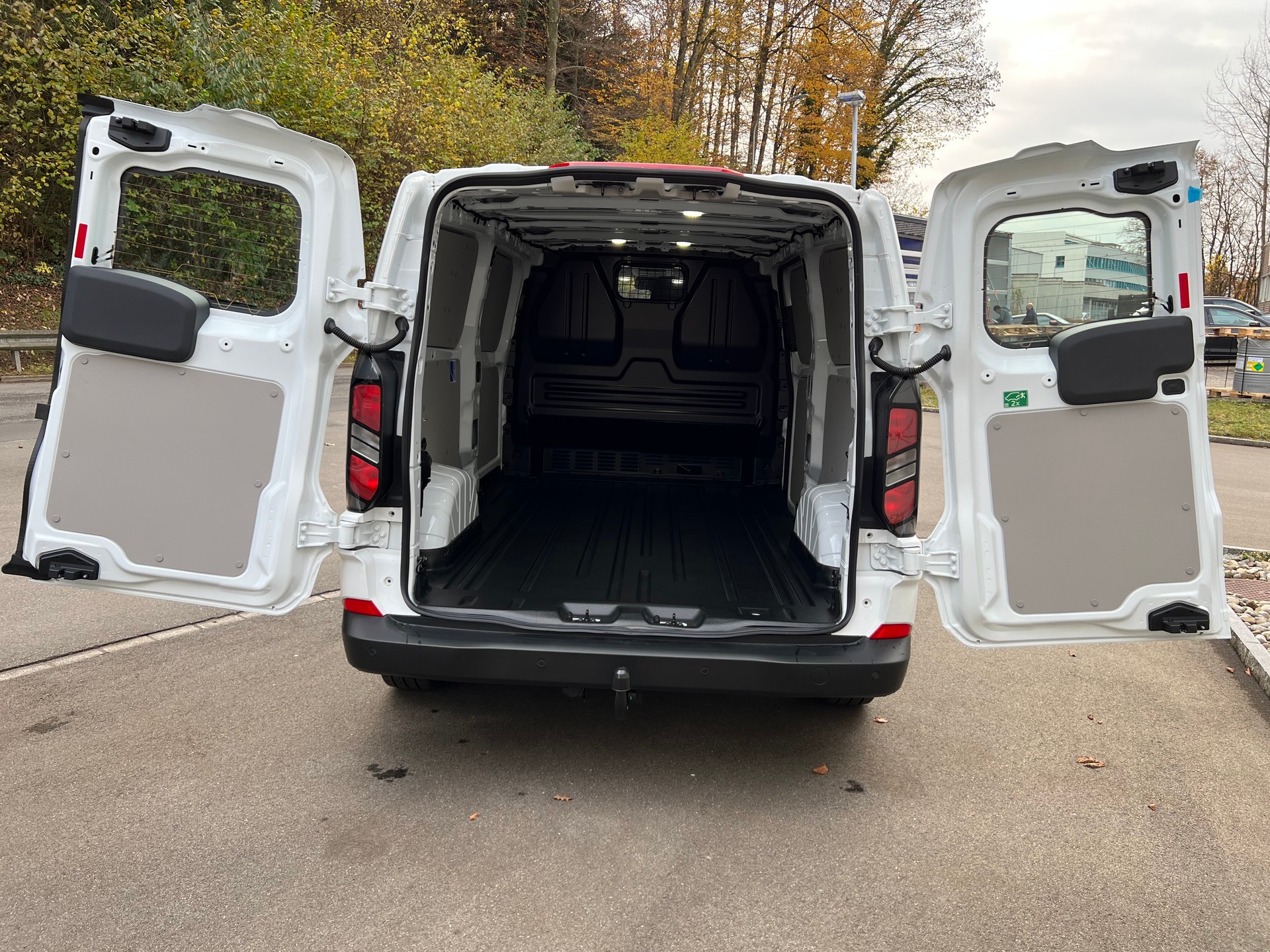 FORD Transit Custom Van 300 L2H1 Trend Automat-image-4
