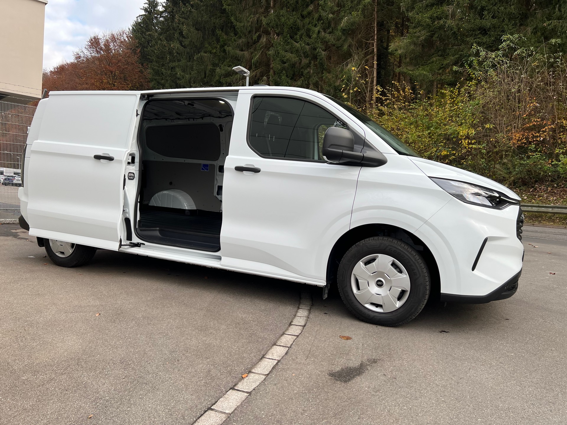 FORD Transit Custom Van 300 L2H1 Trend Automat-image-5