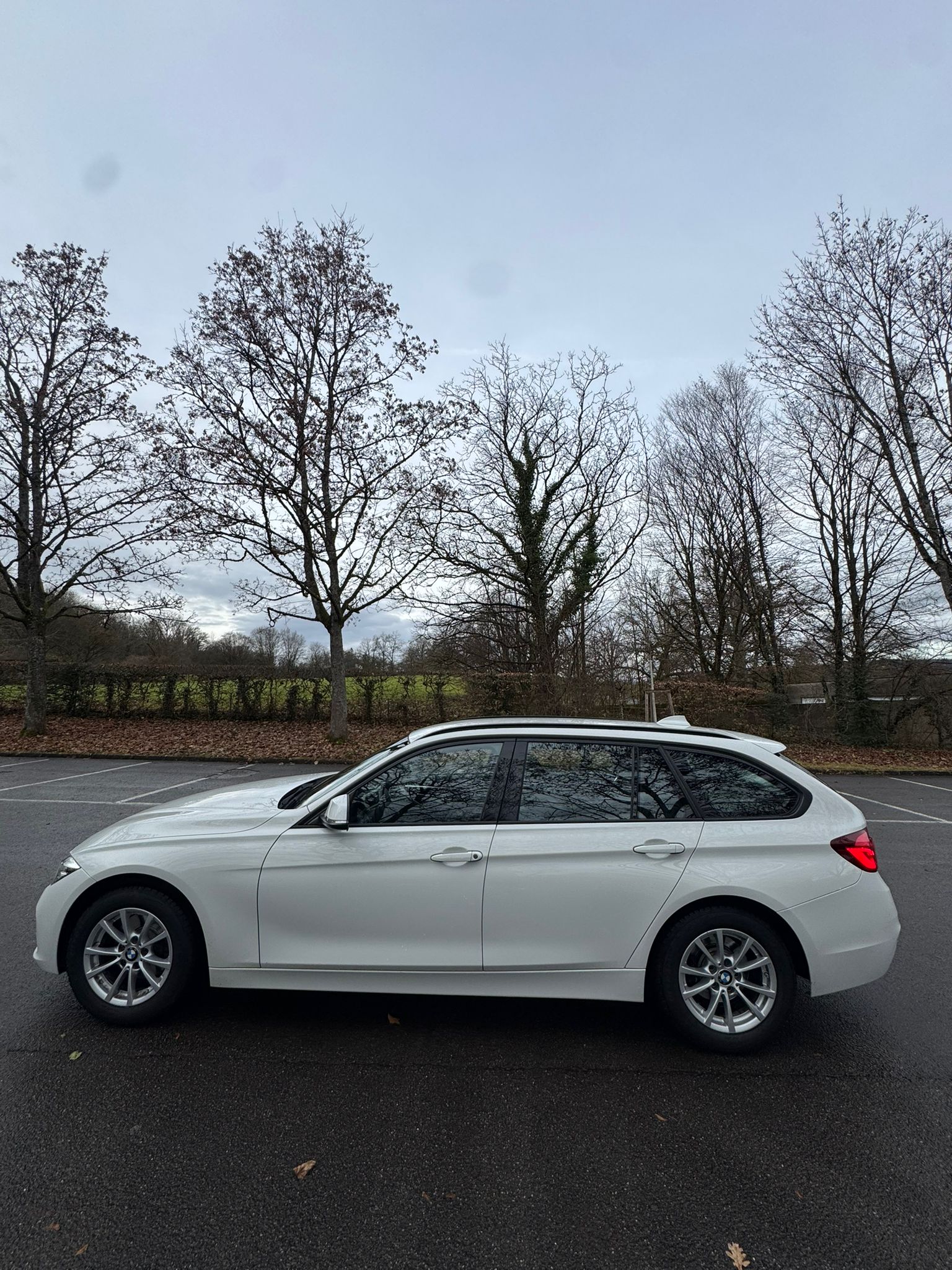 BMW 320d xDrive Touring Edition Sport Line Steptronic-image-2