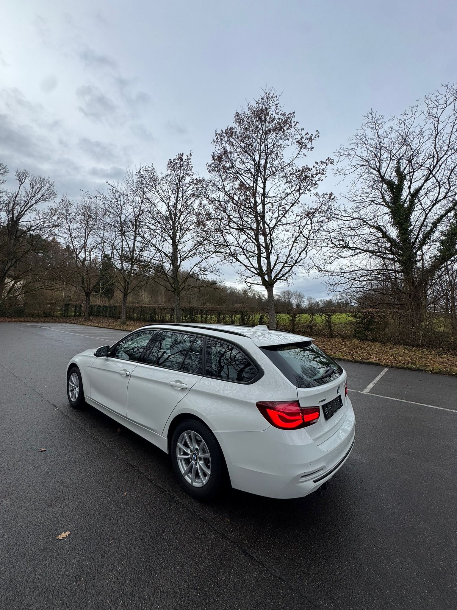 BMW 320d xDrive Touring Edition Sport Line Steptronic-image-3