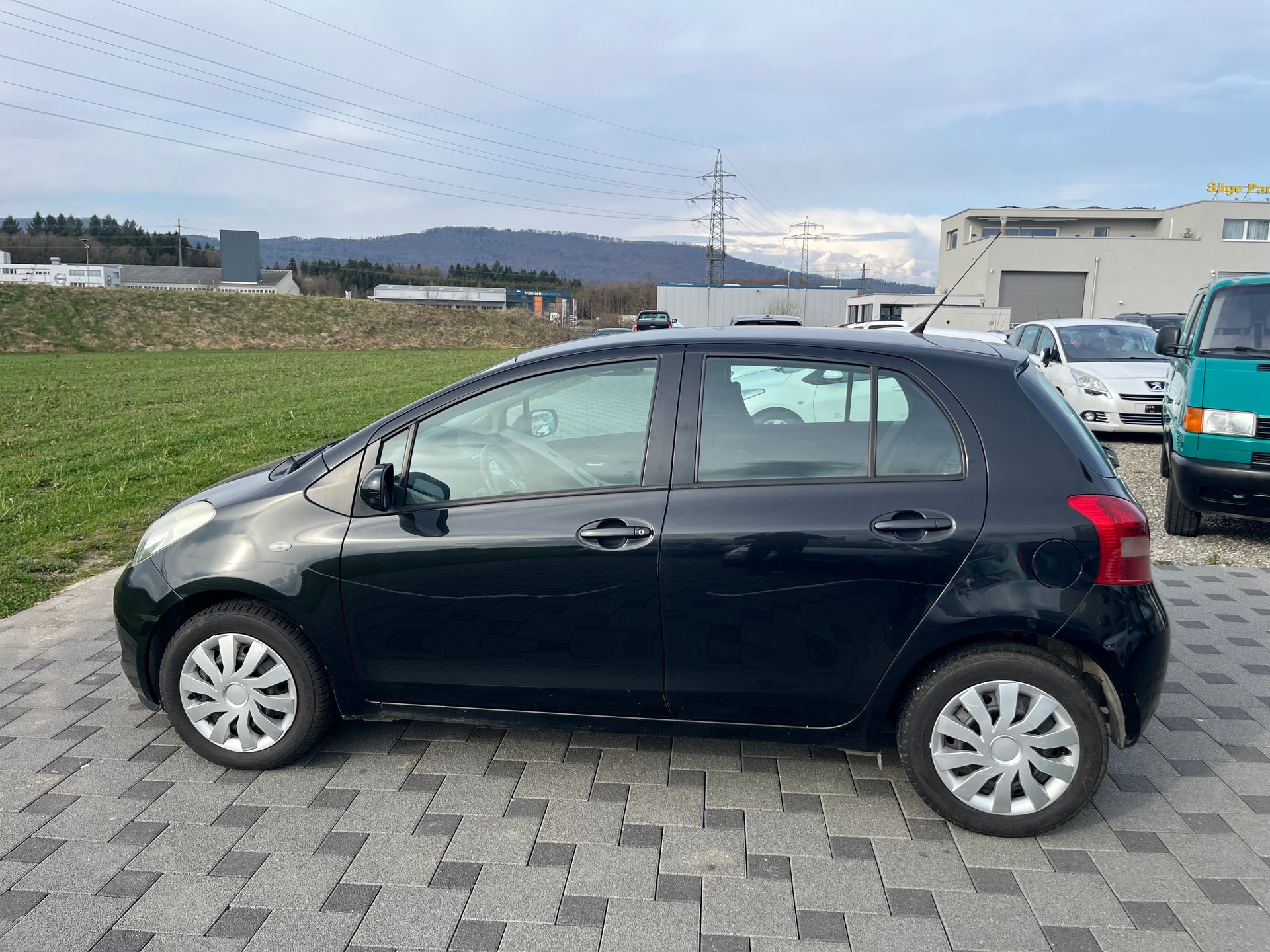 TOYOTA Yaris 1.3 Linea Sol-image-3