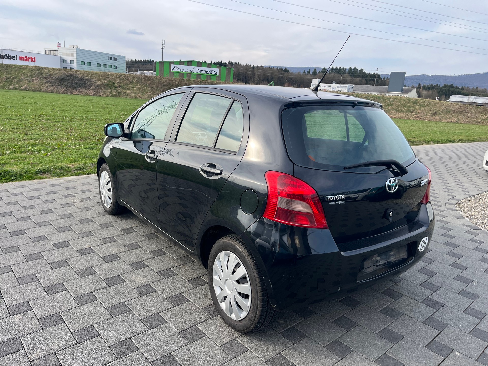 TOYOTA Yaris 1.3 Linea Sol-image-4