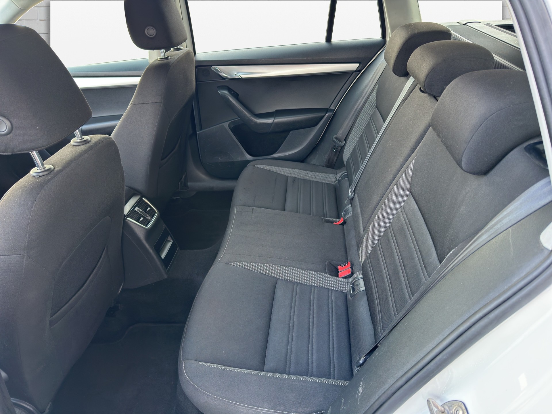 SKODA Octavia Combi 1.6 TDI Ambition DSG-image-12