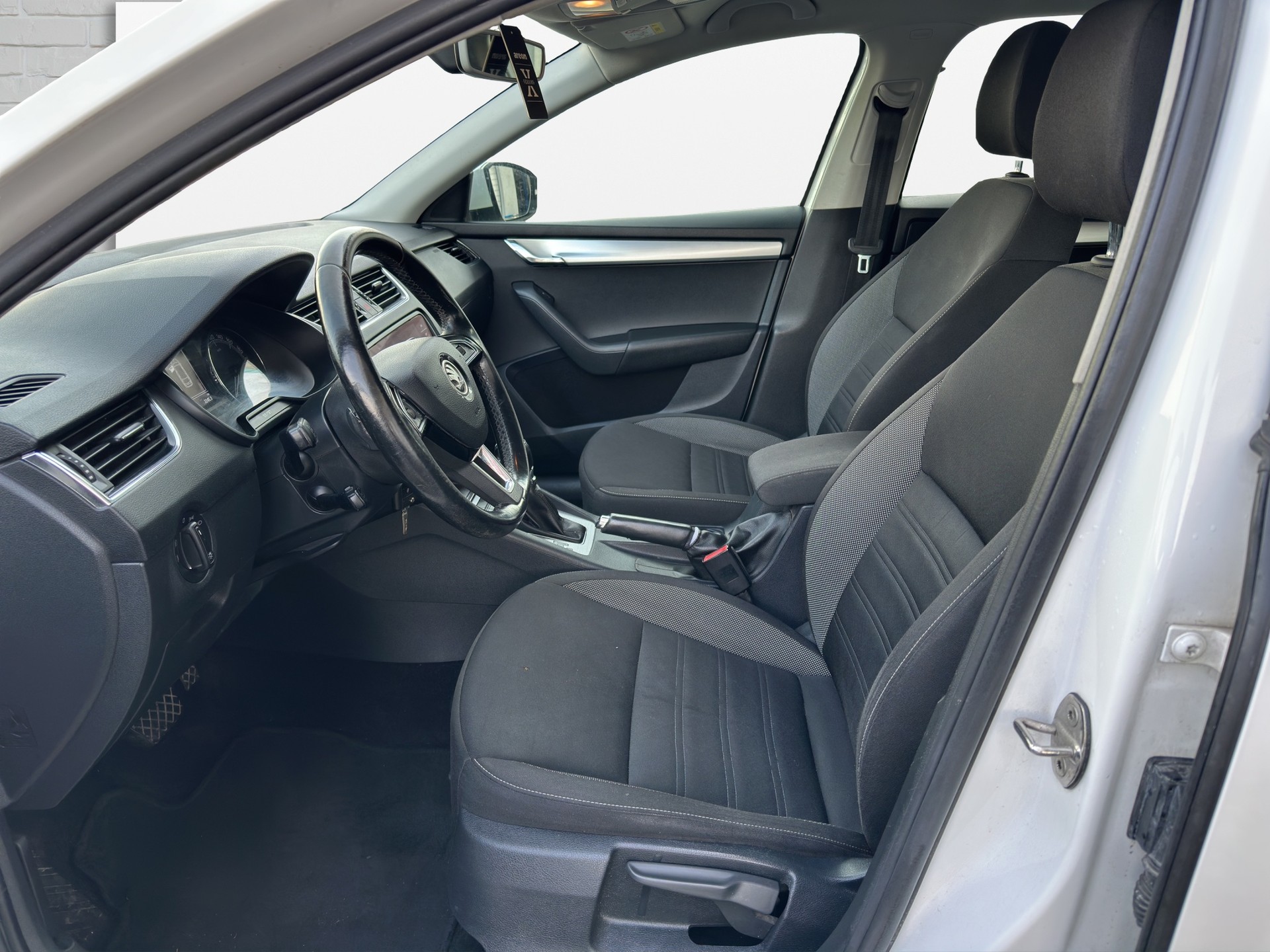 SKODA Octavia Combi 1.6 TDI Ambition DSG-image-9