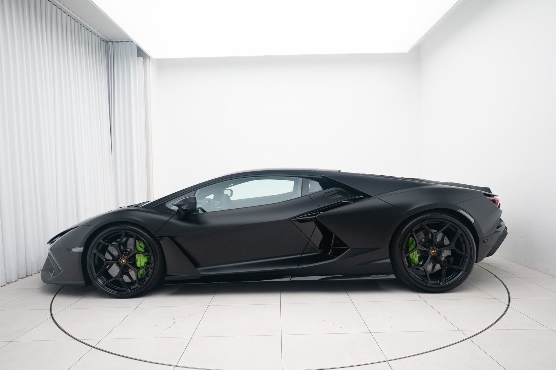 LAMBORGHINI Revuelto HPEV-showroom-element-1