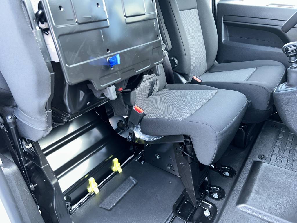 PEUGEOT Expert 2.0 BlueHDi 145 S&S Standard-image-12
