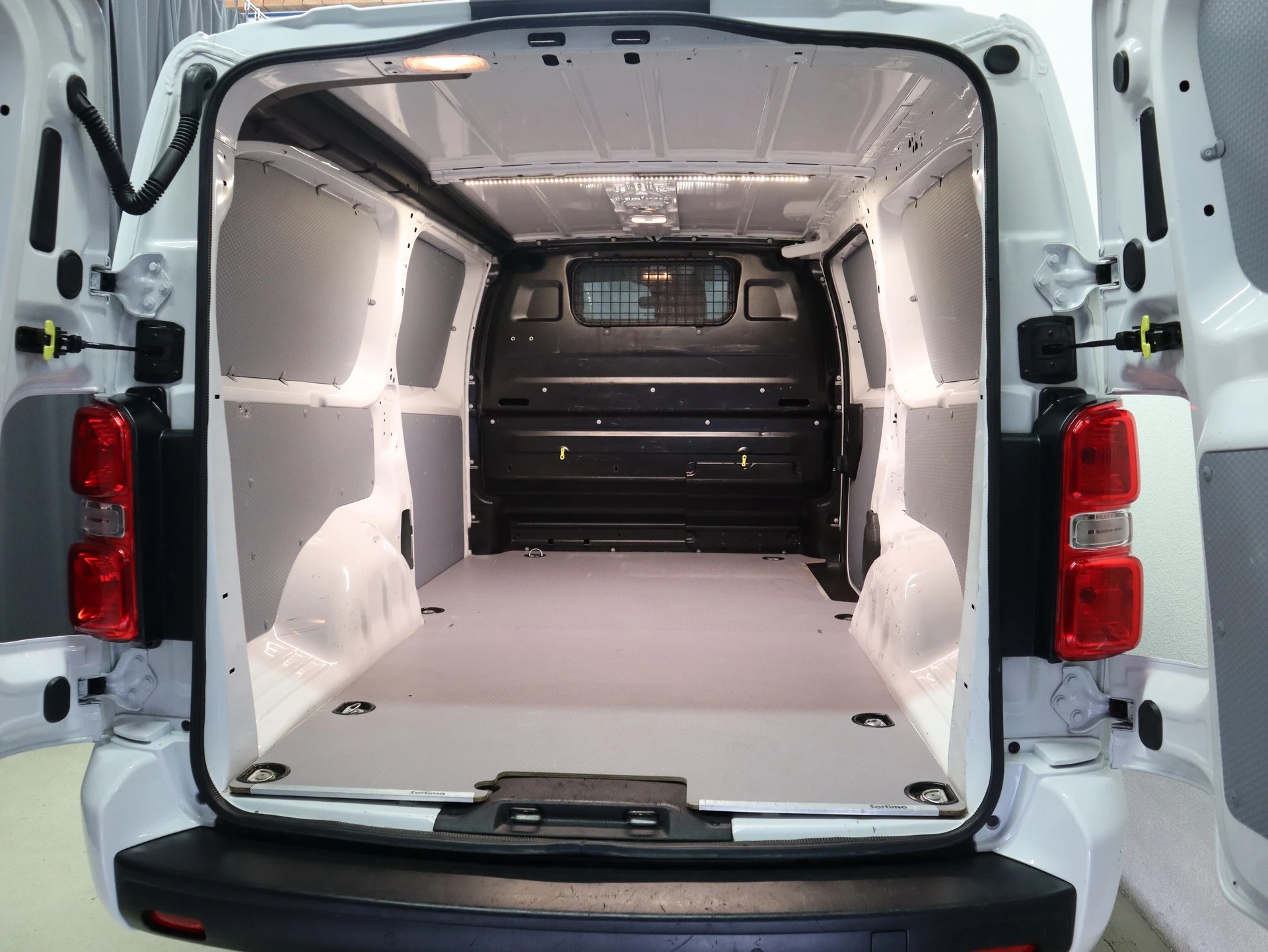 PEUGEOT Expert 2.0 BlueHDi 120 S&S Premium Long - L3 - 3 Sitzplätze - Navi - DAB+ - Standheizung - Kamera - 122 PS-image-4
