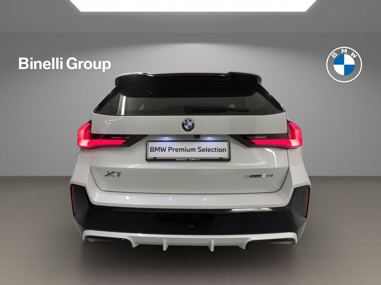 BMW X1 23i xDrive-showroom-element-3