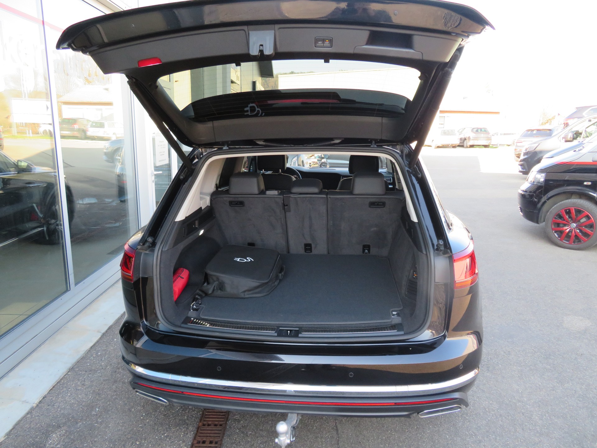 VW Touareg 3.0 TSI eHybrid Elegance Tiptronic-image-3