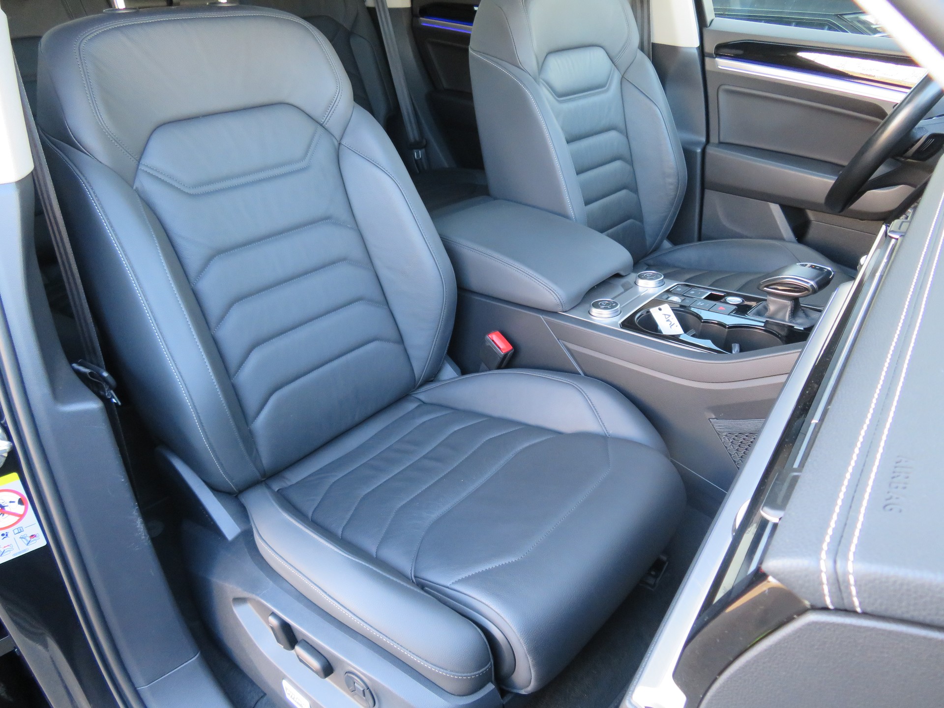 VW Touareg 3.0 TSI eHybrid Elegance Tiptronic-image-13