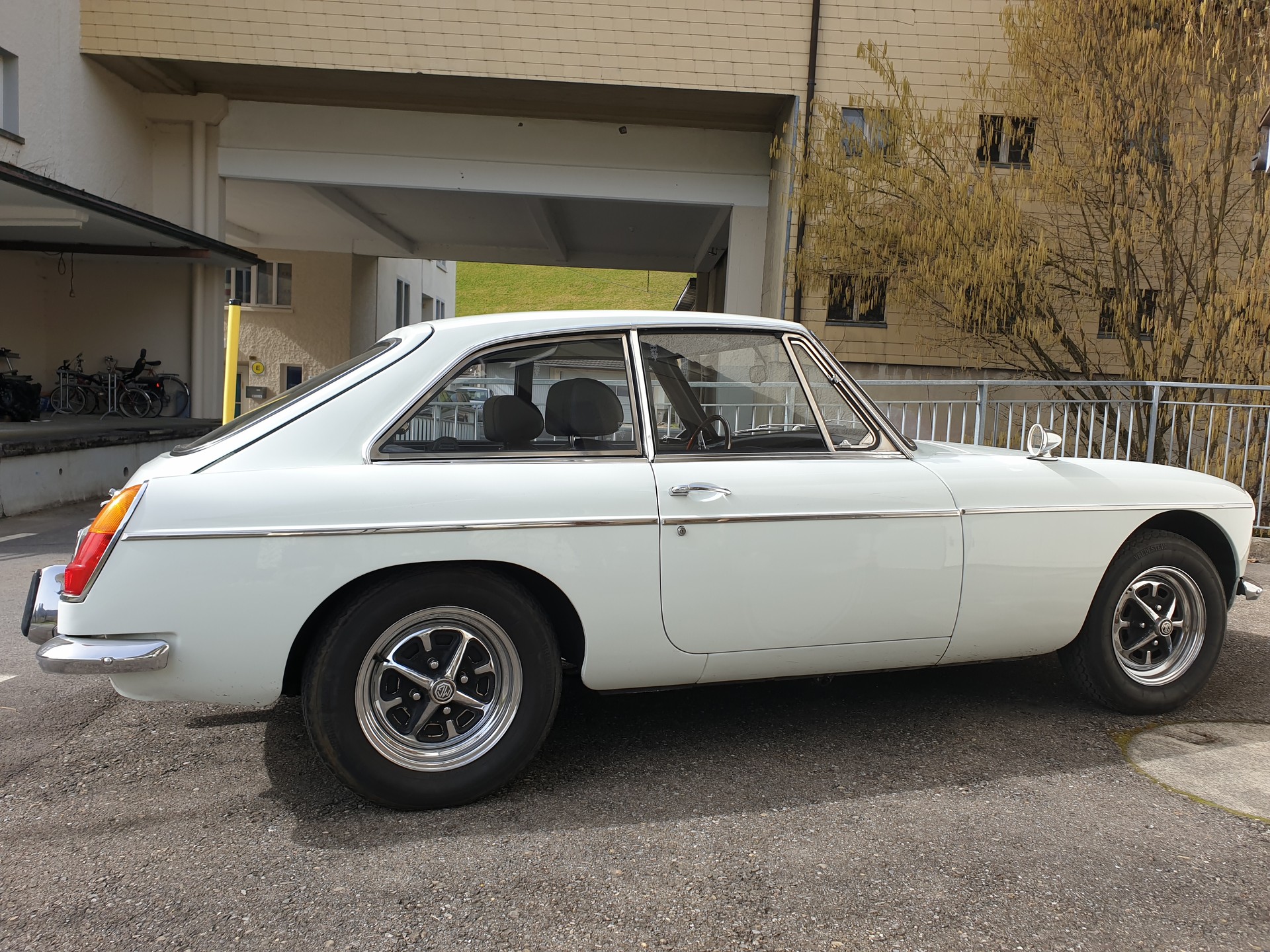 MG MGB GT-image-5