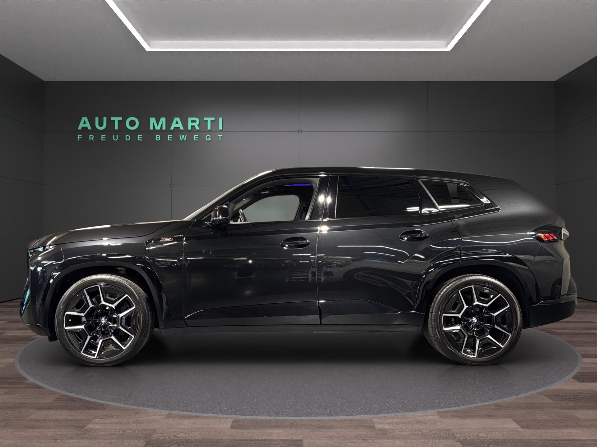 BMW XM Plug-in Hybrid-showroom-element-2