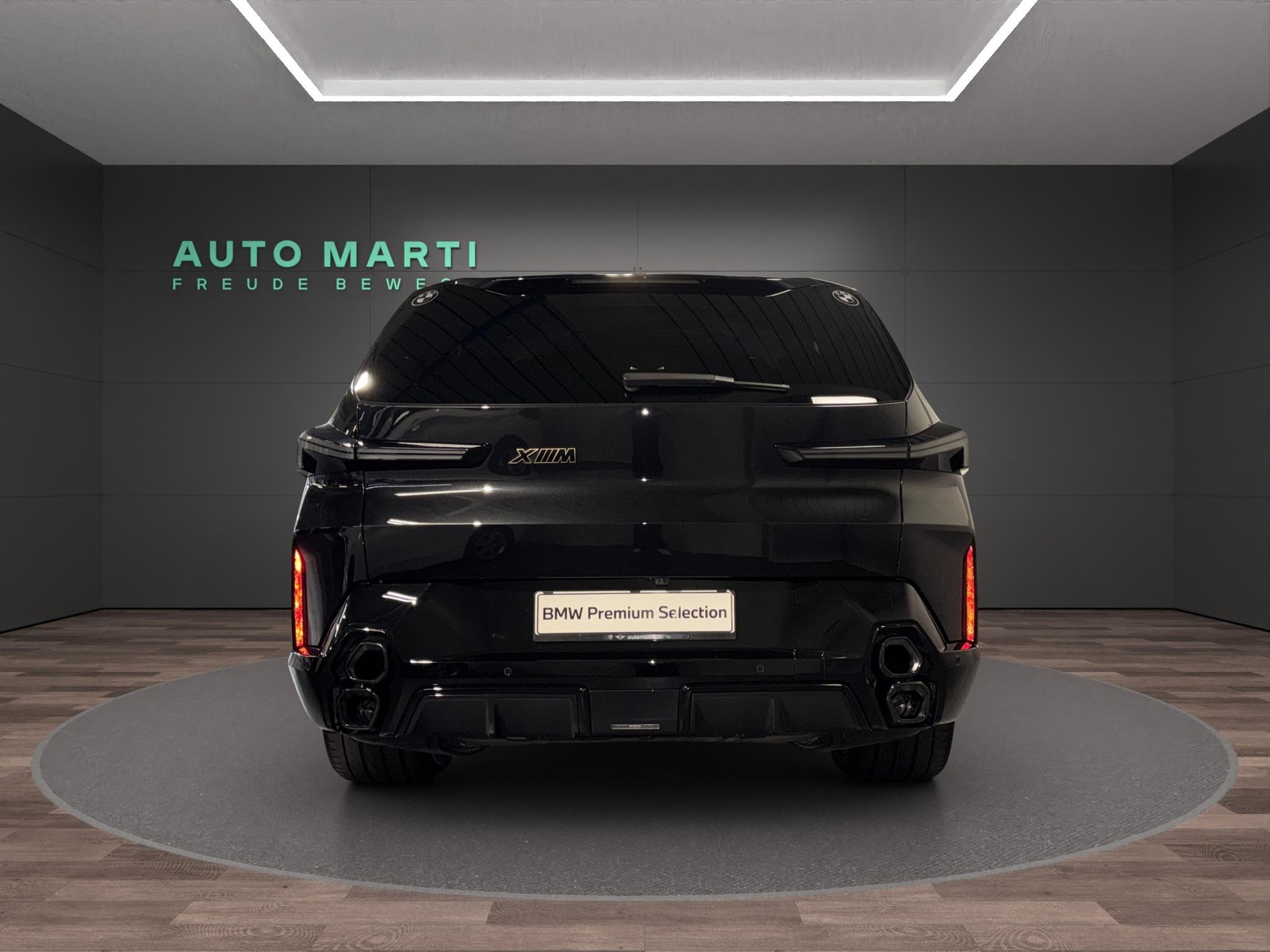 BMW XM Plug-in Hybrid-showroom-element-3
