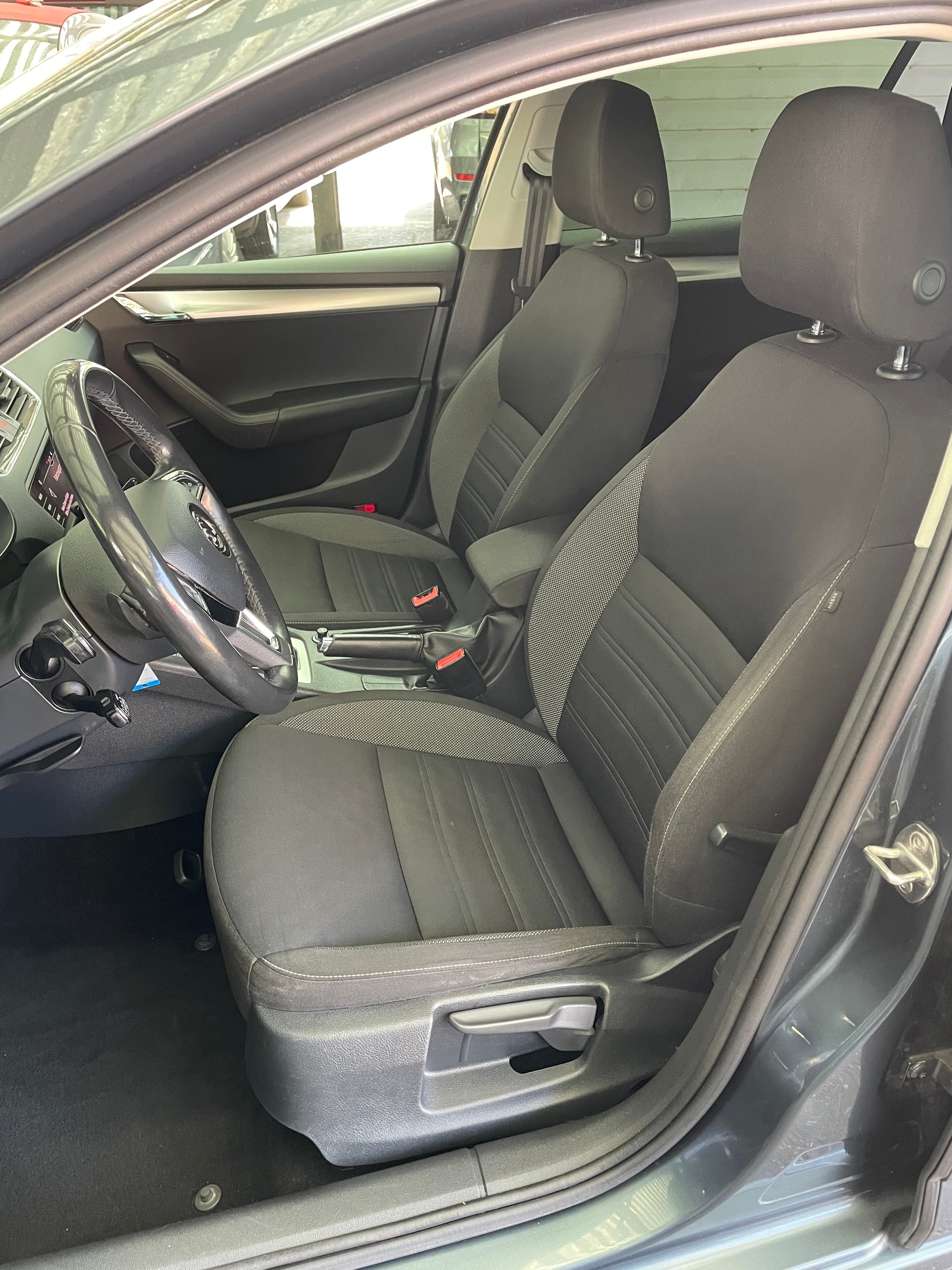 SKODA Octavia Combi 2.0 TDI Ambition 4x4 DSG-image-7