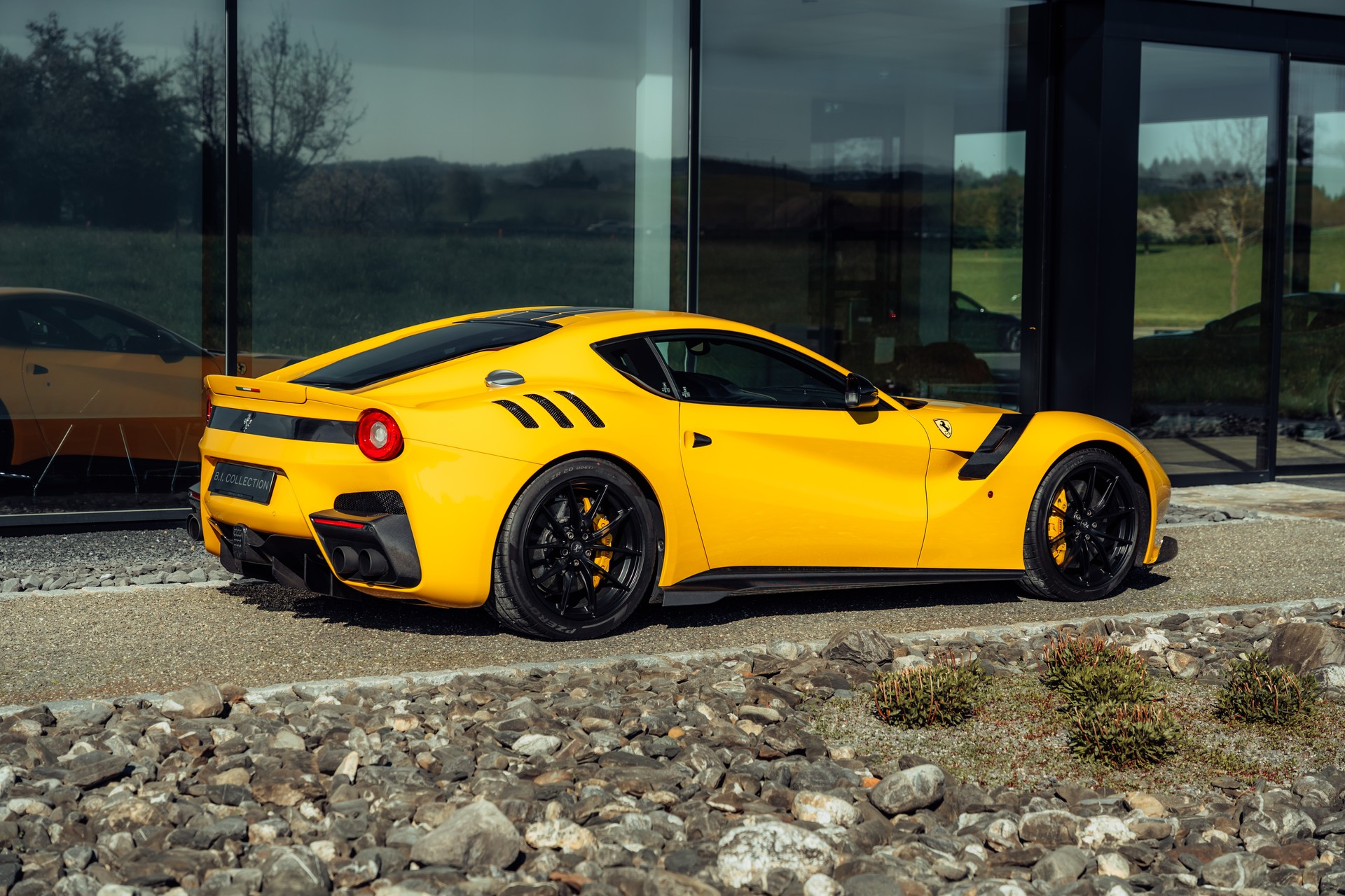 FERRARI F12 tdf-showroom-element-3