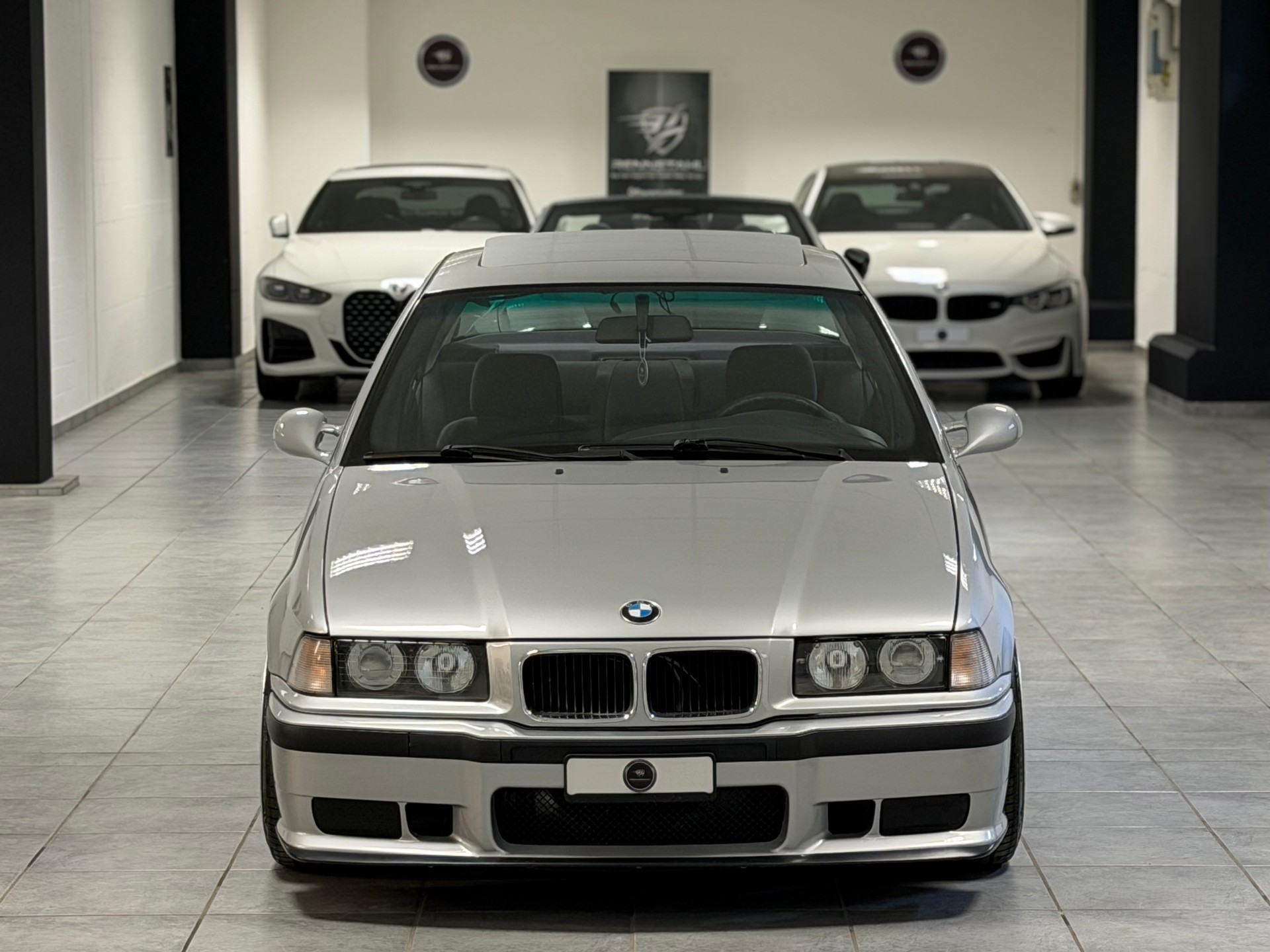 BMW 325i-showroom-element-3