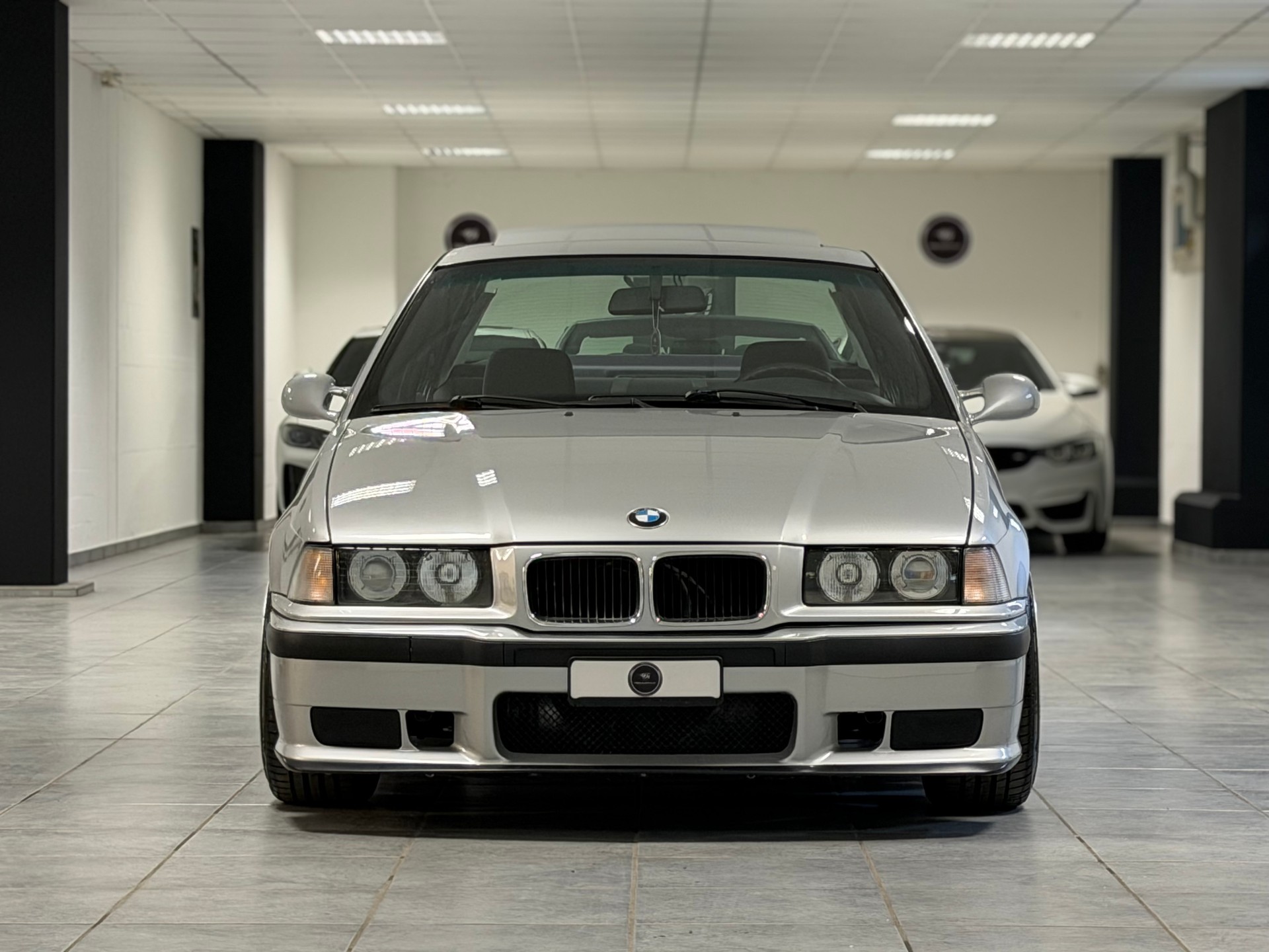BMW 325i-image-4