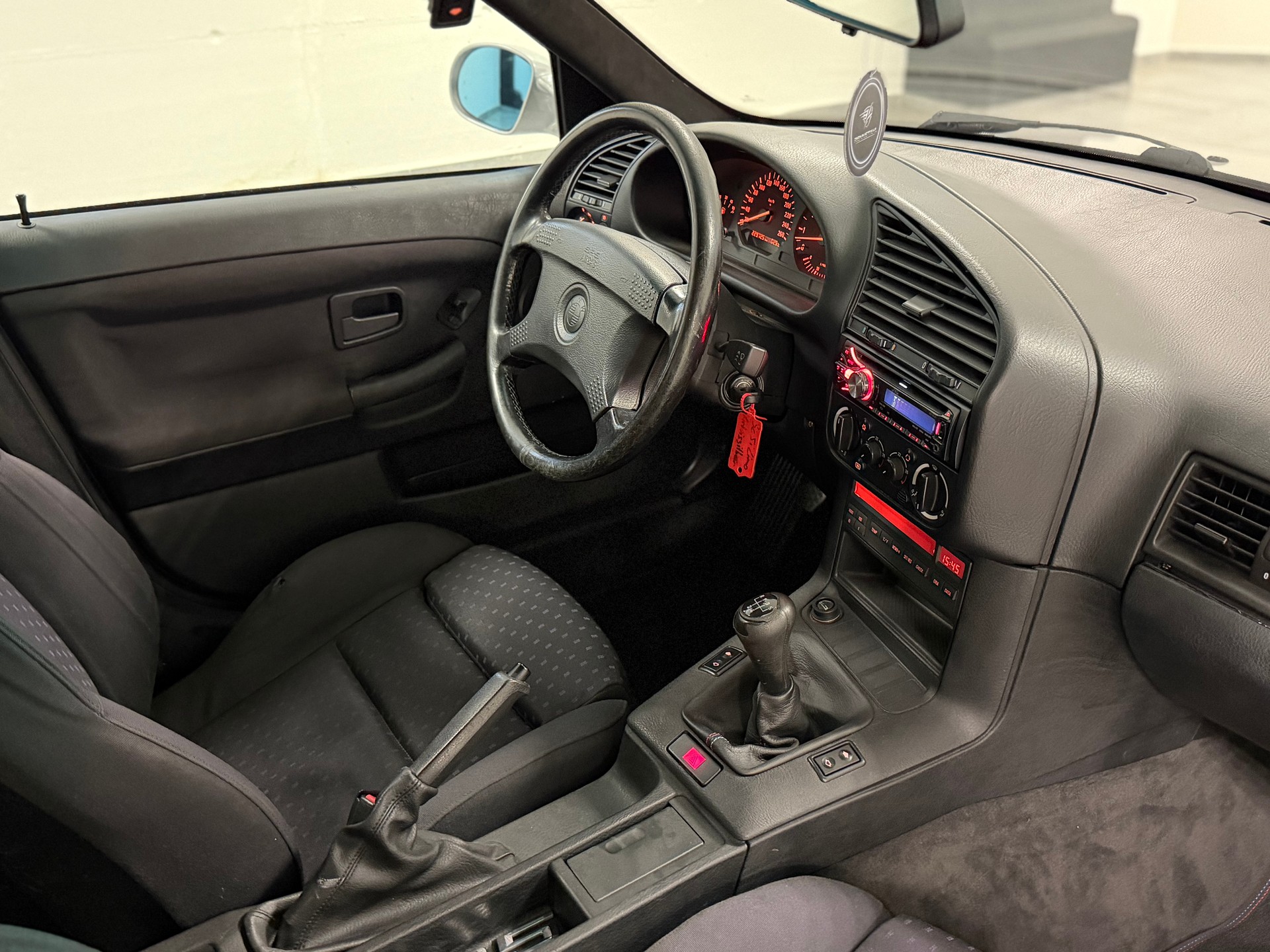 BMW 325i-image-24