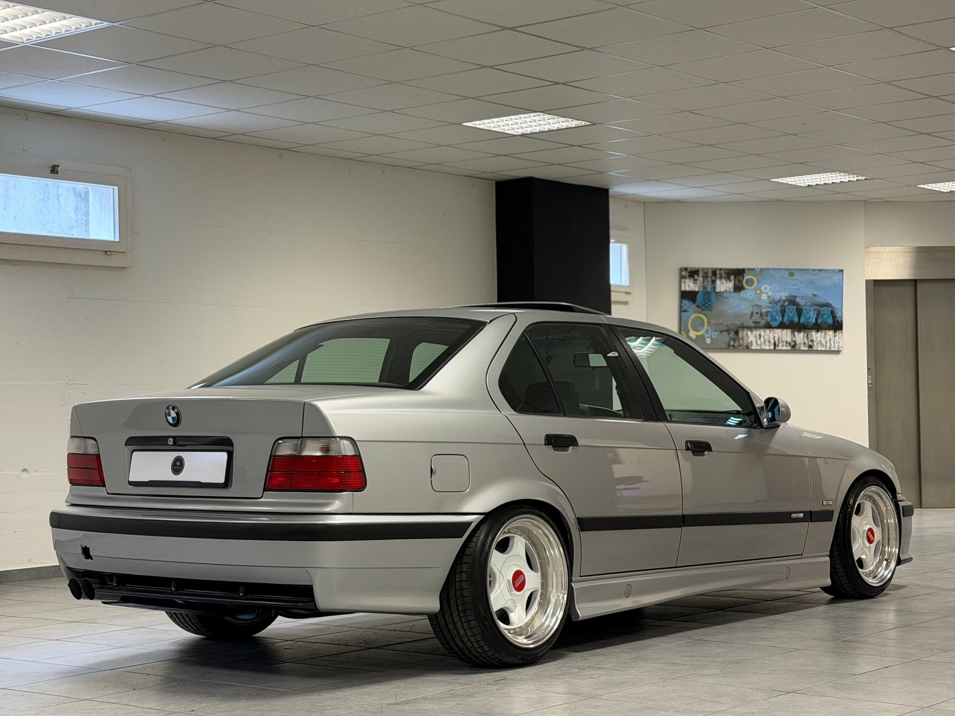 BMW 325i-image-12