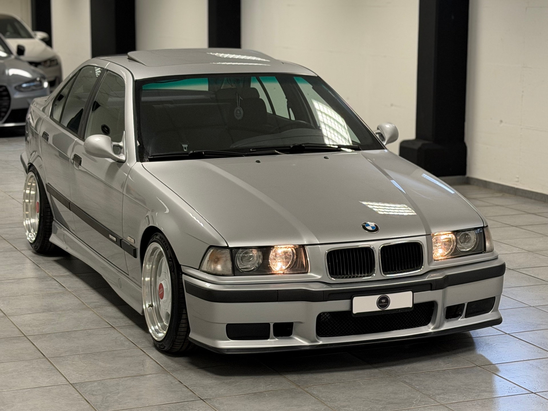 BMW 325i-image-20