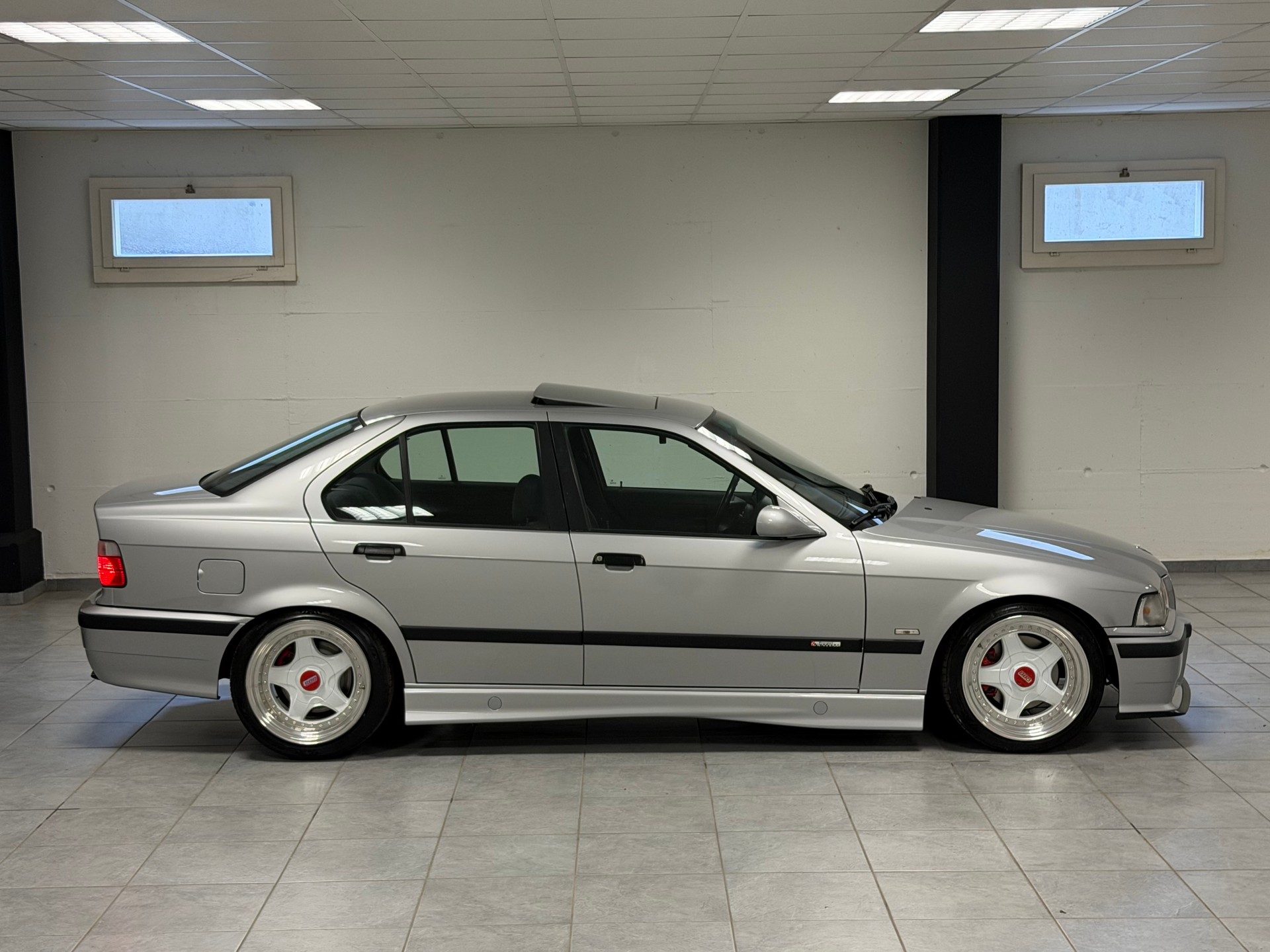 BMW 325i-image-19