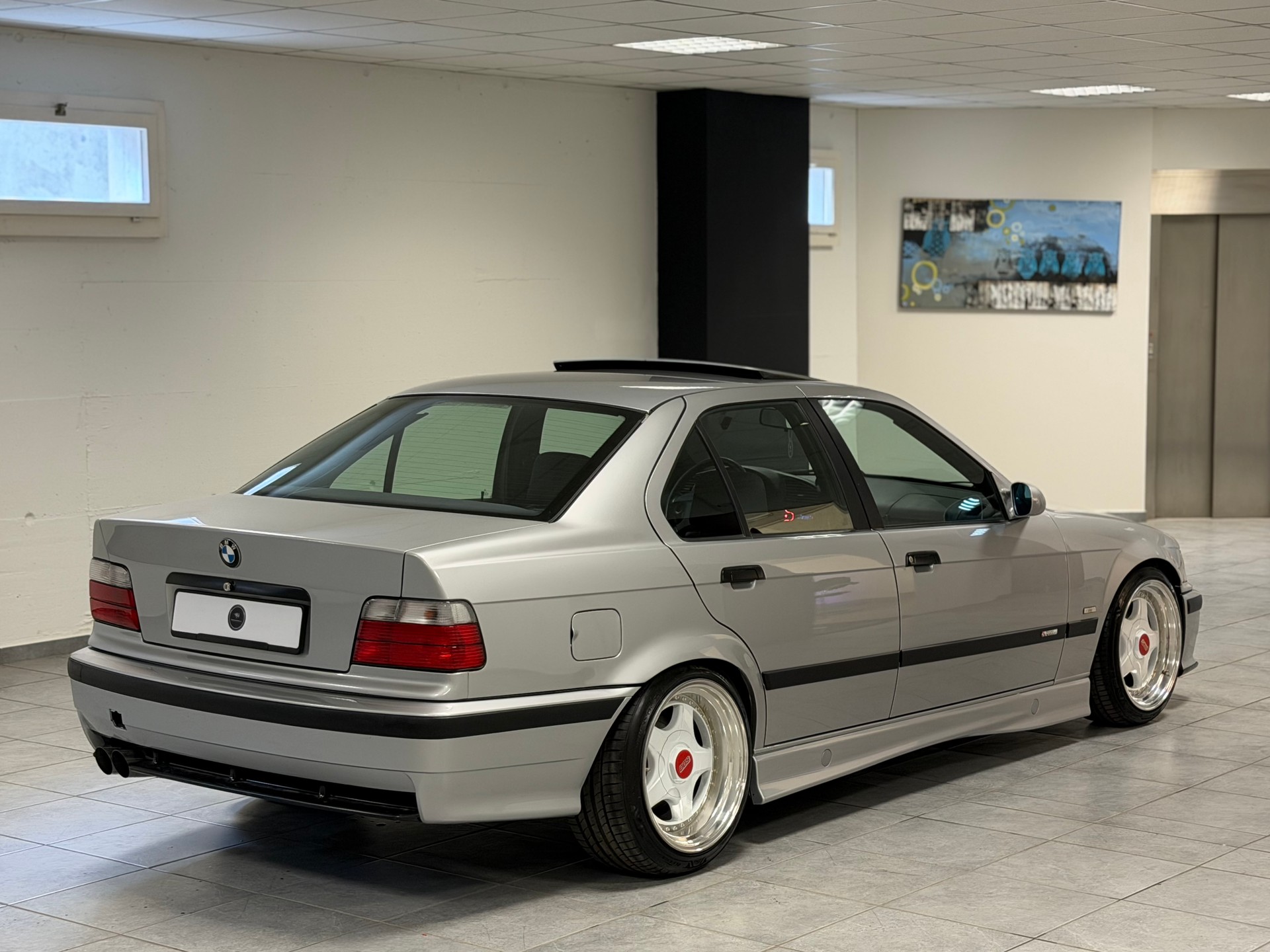 BMW 325i-image-11