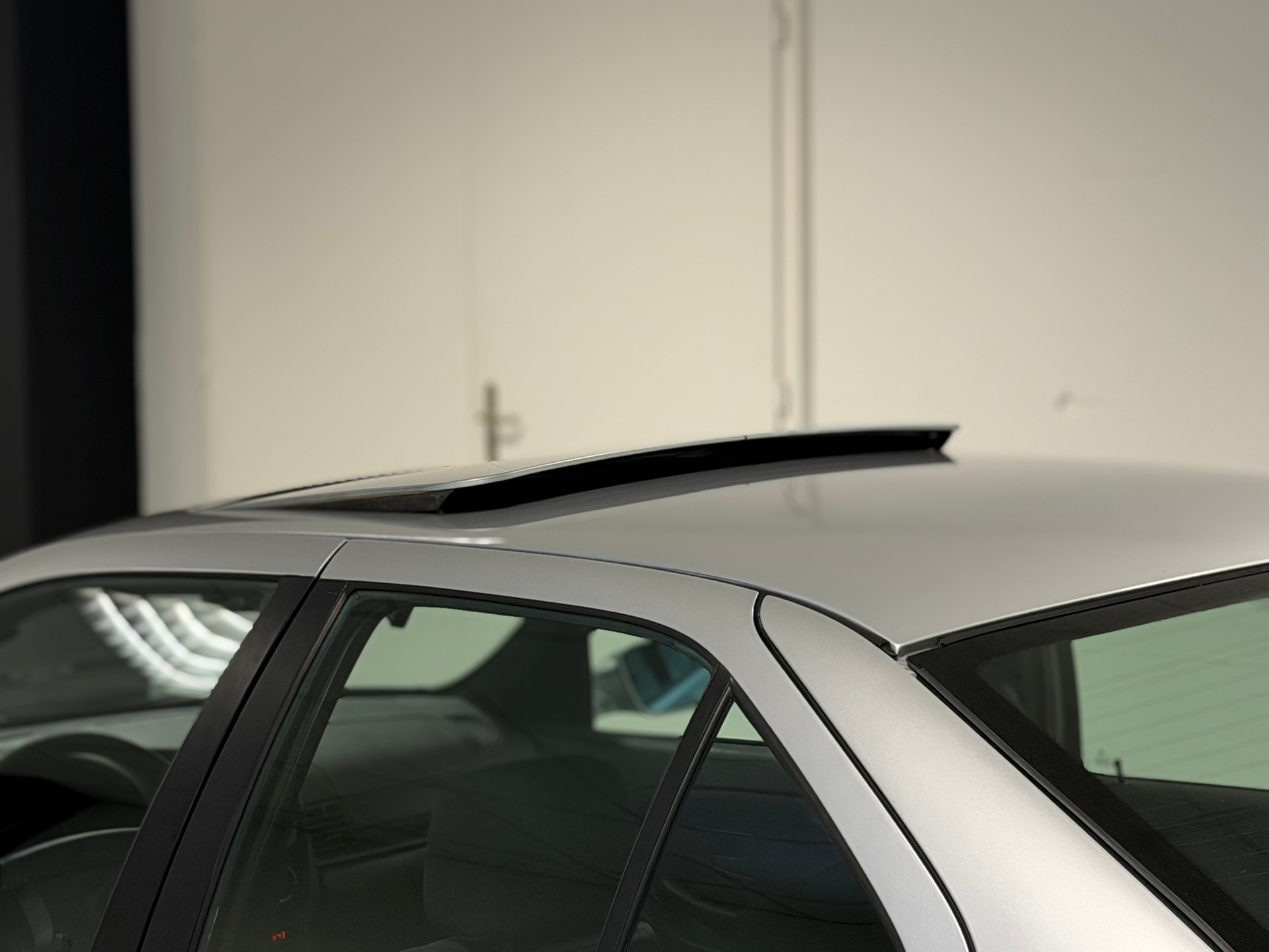 BMW 325i-image-13