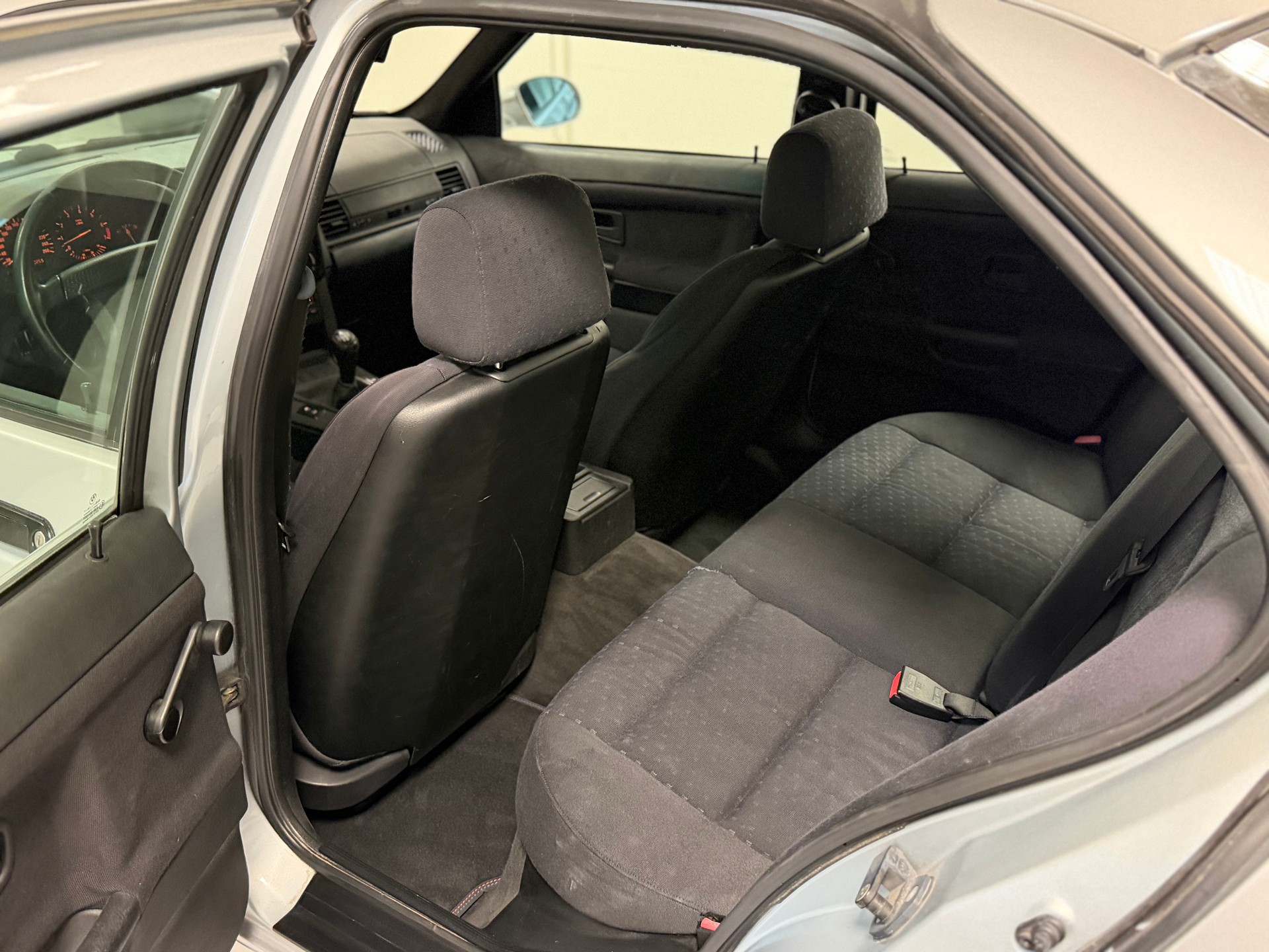 BMW 325i-image-26