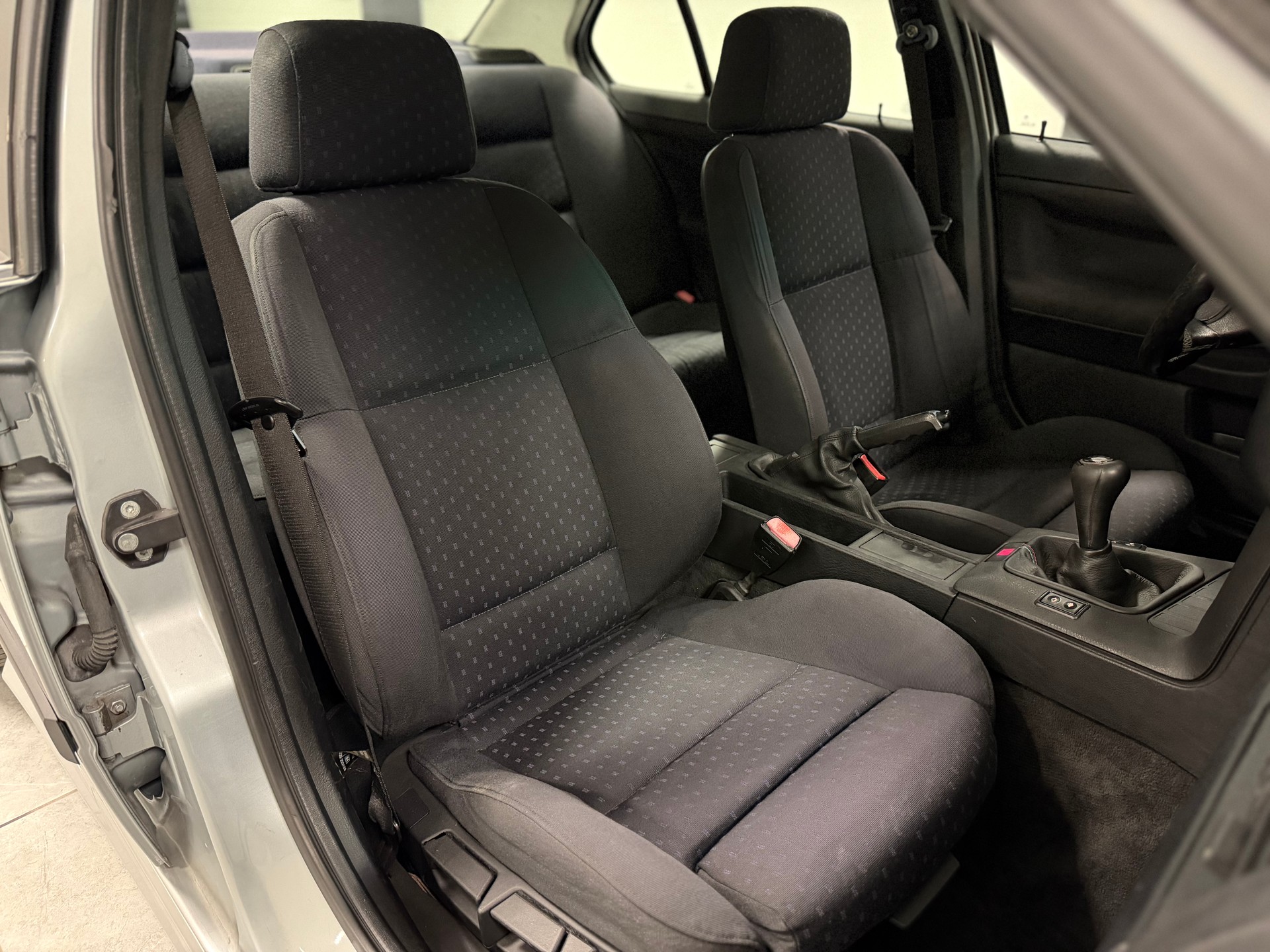 BMW 325i-image-25