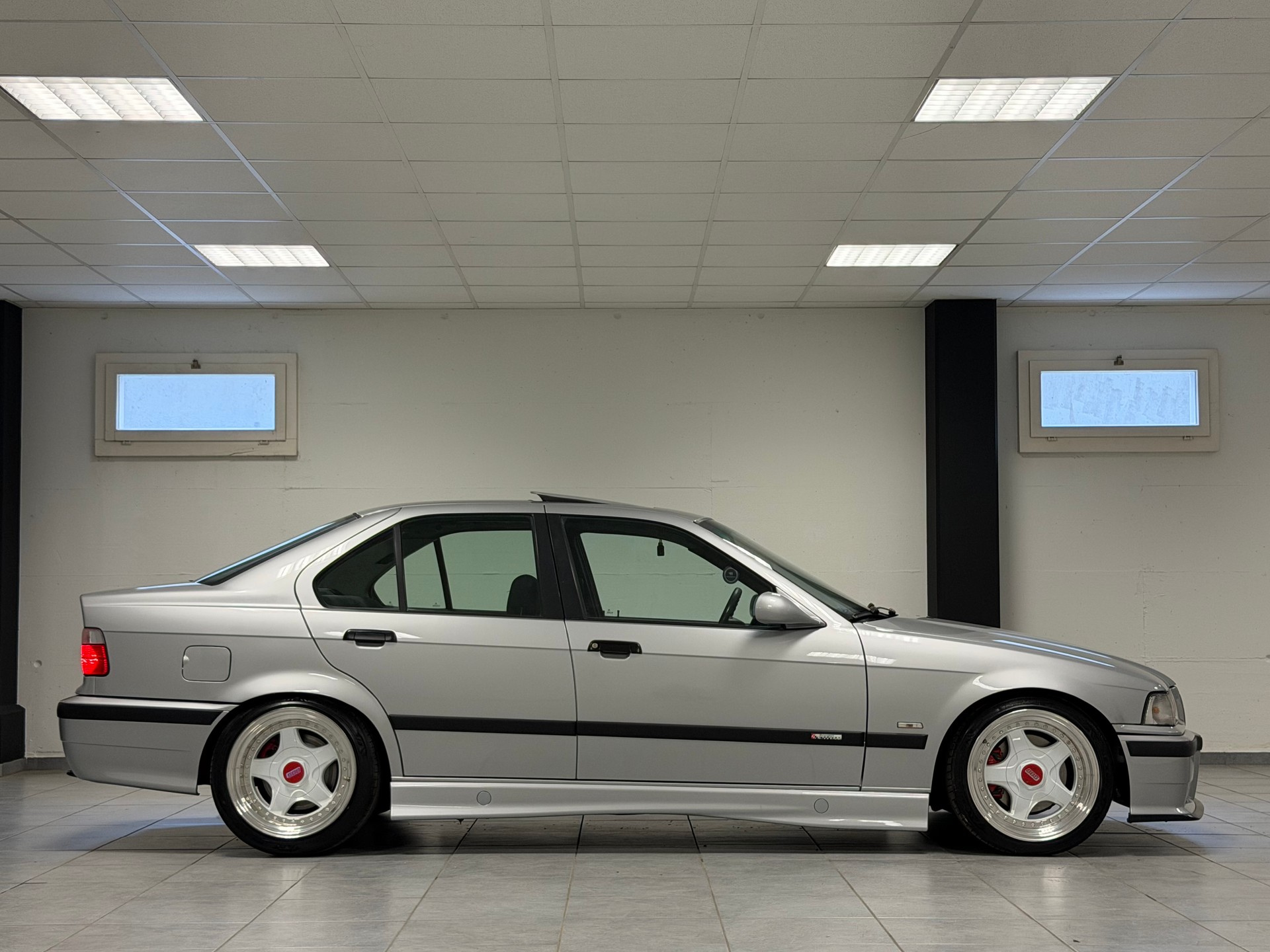BMW 325i-image-17