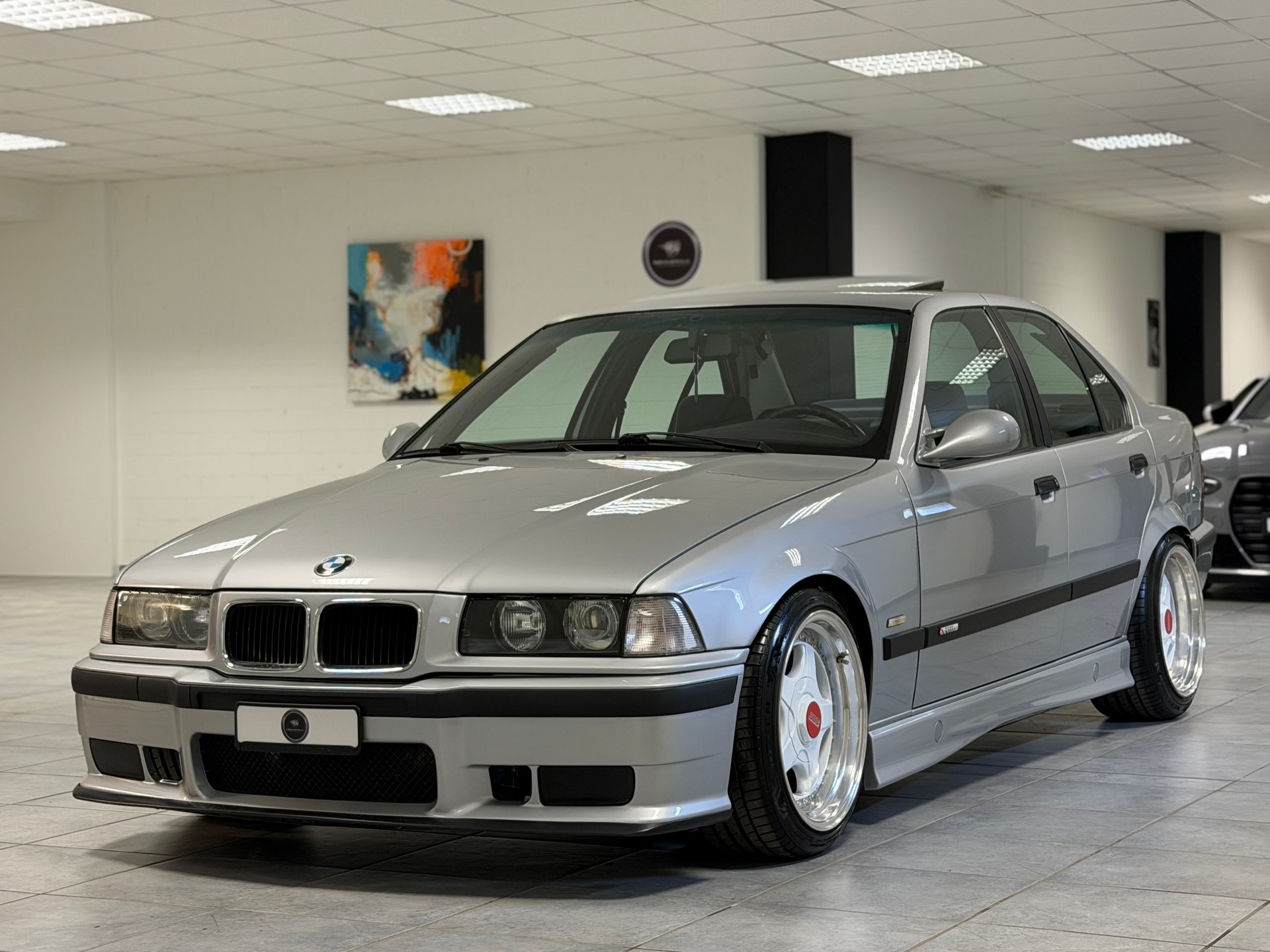 BMW 325i-image-7