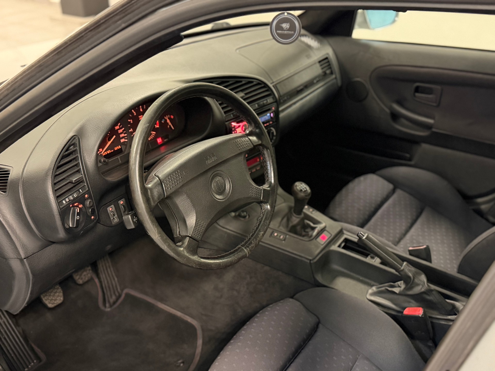 BMW 325i-image-22