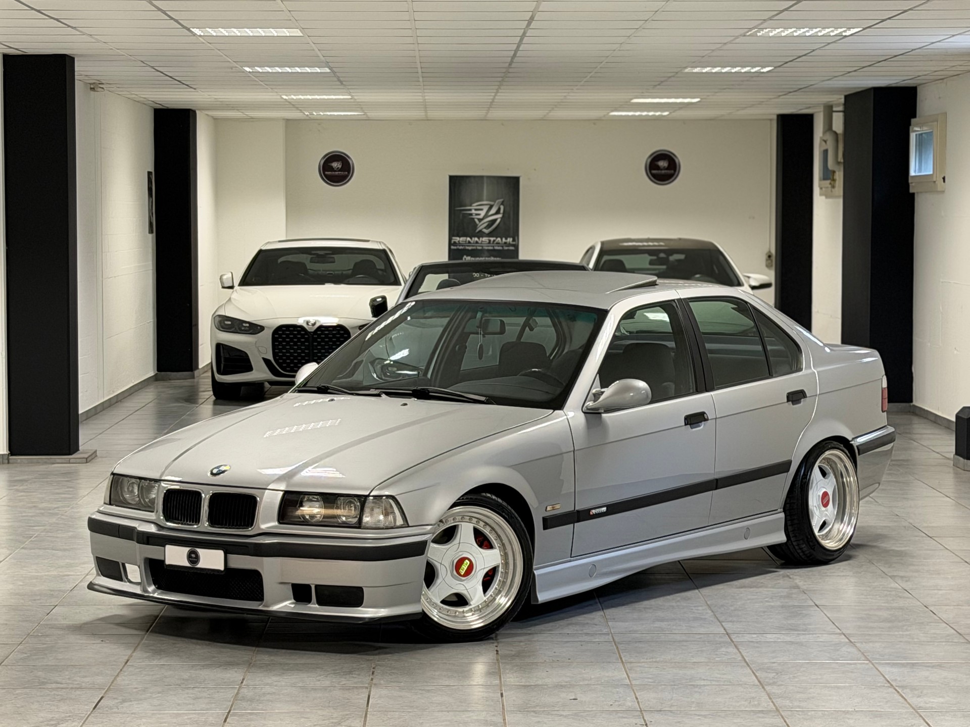 BMW 325i-showroom-element-1