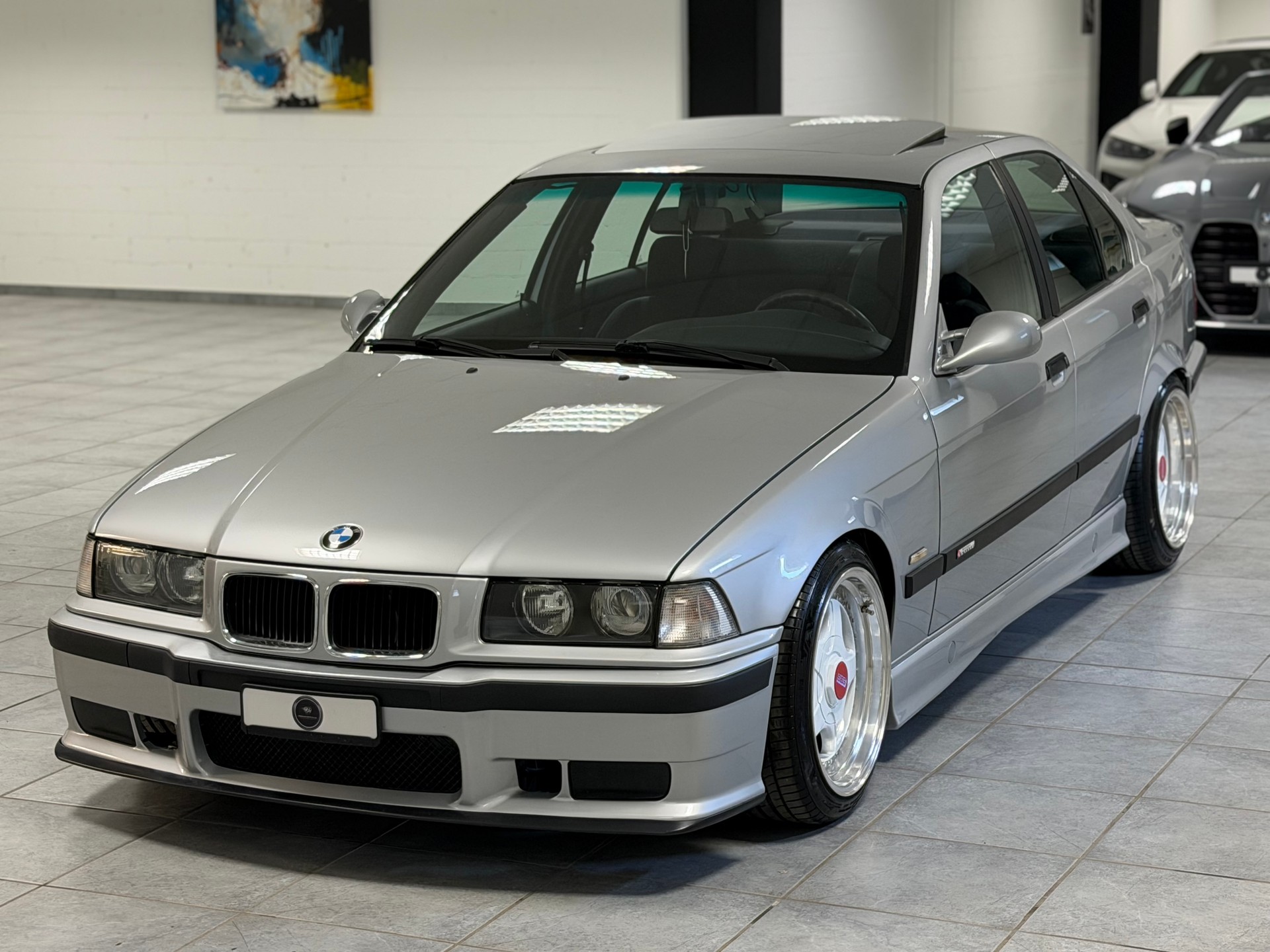 BMW 325i-image-6