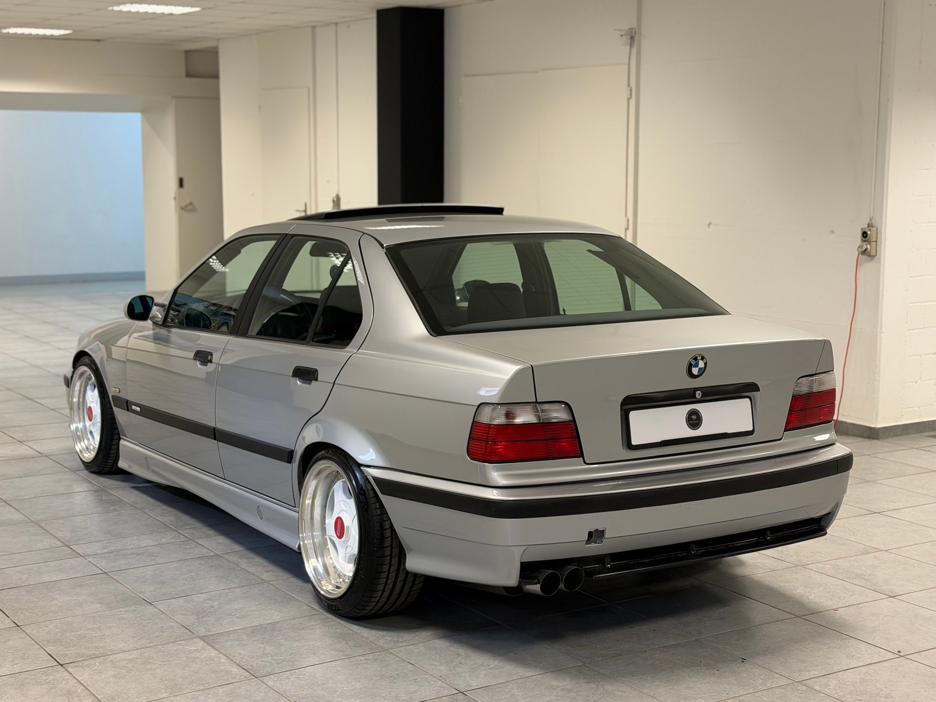 BMW 325i-image-10