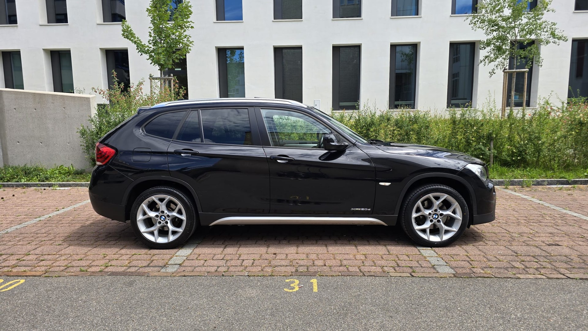 BMW X1 xDrive 20d Steptronic | Voll Ausstattung | ab MFK und Service | Harman Kardon Soundsys | Rückfahrt Kamera | Panorama Dach-image-3