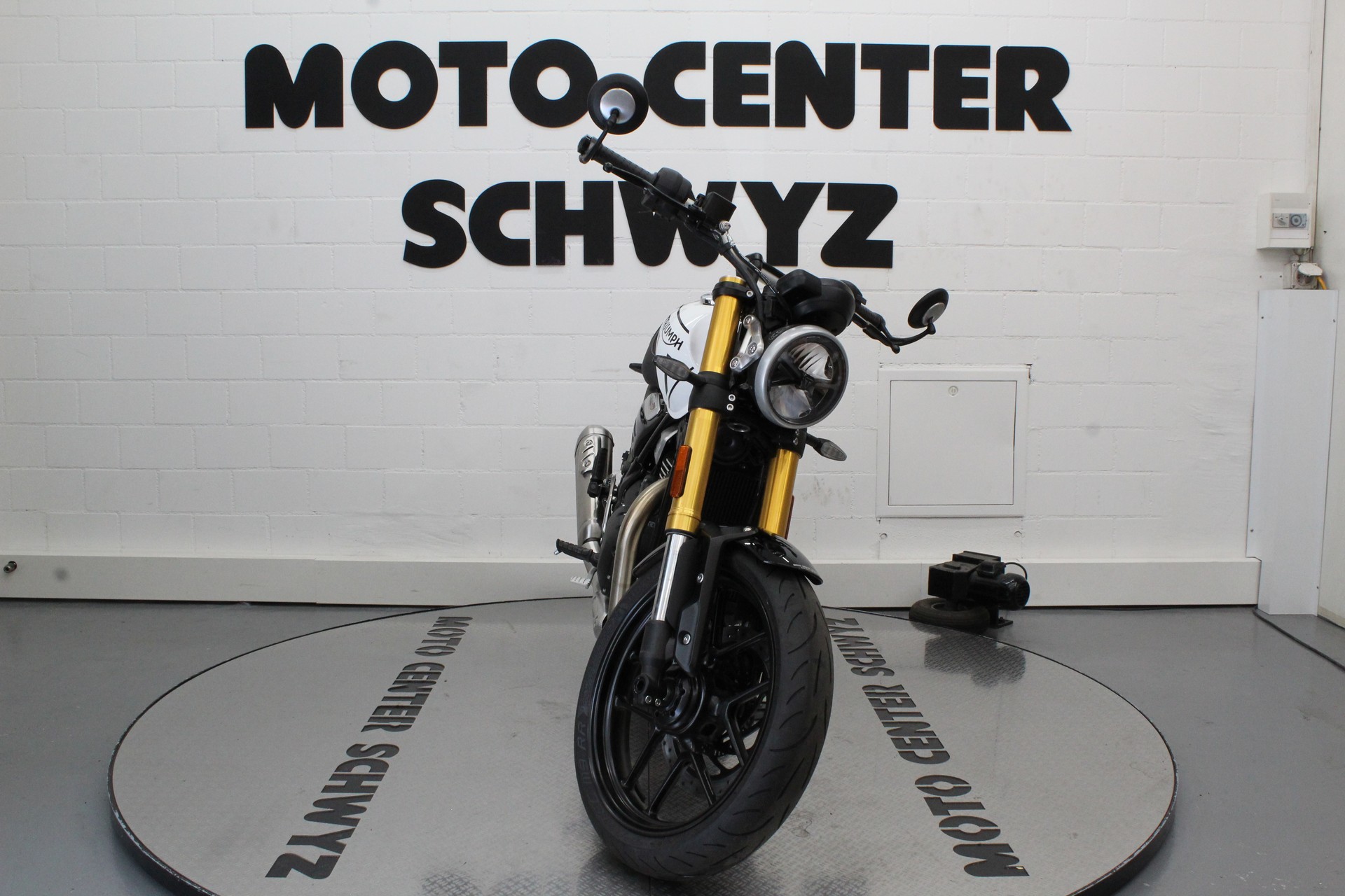TRIUMPH Speed 400-showroom-element-2
